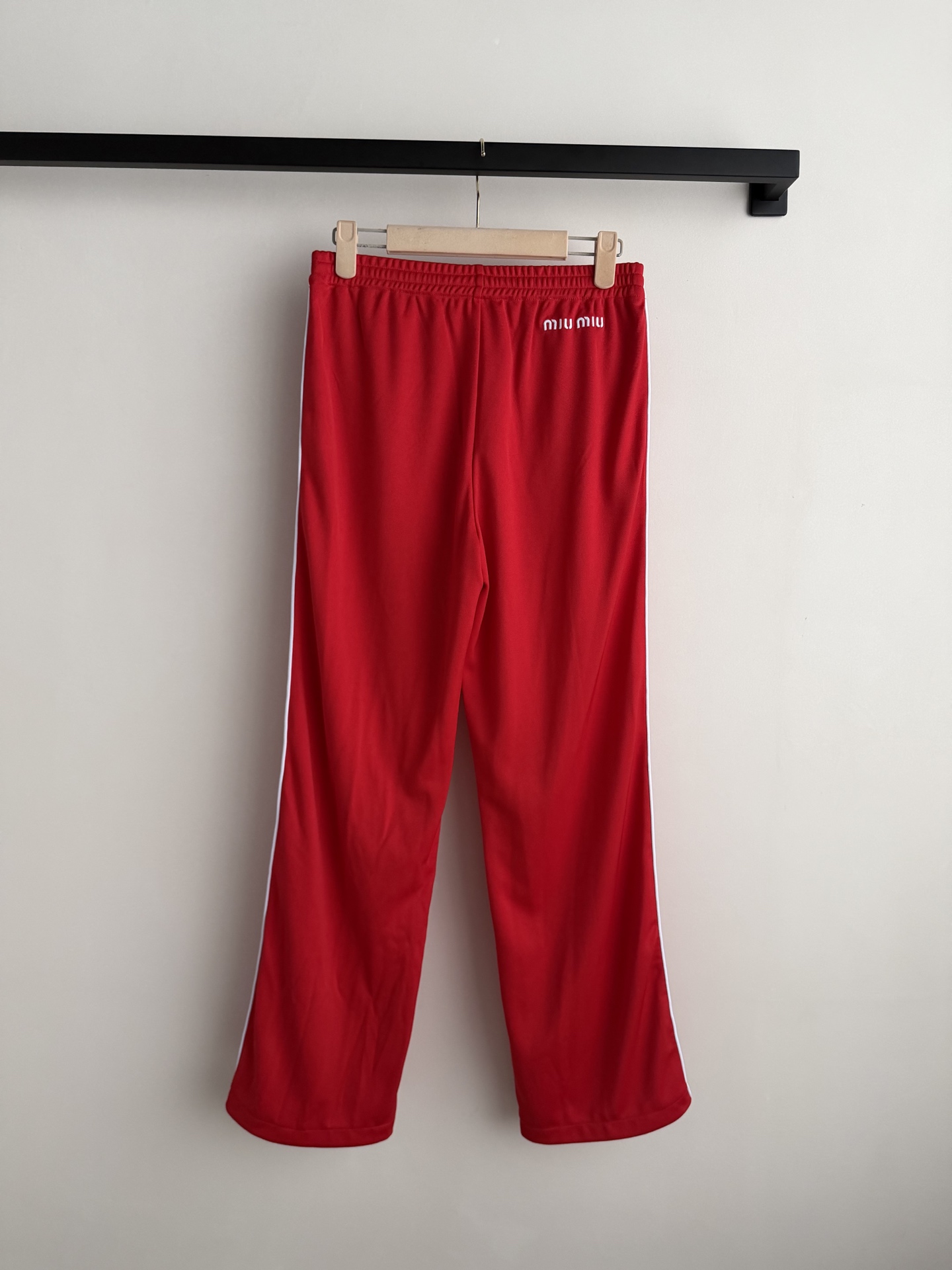 Miu Mi*🆕长裤👖休闲运动风设计，搭配白色抽绳，运动感满满又不失优雅。柔软针织面料，穿着舒适贴身，腰