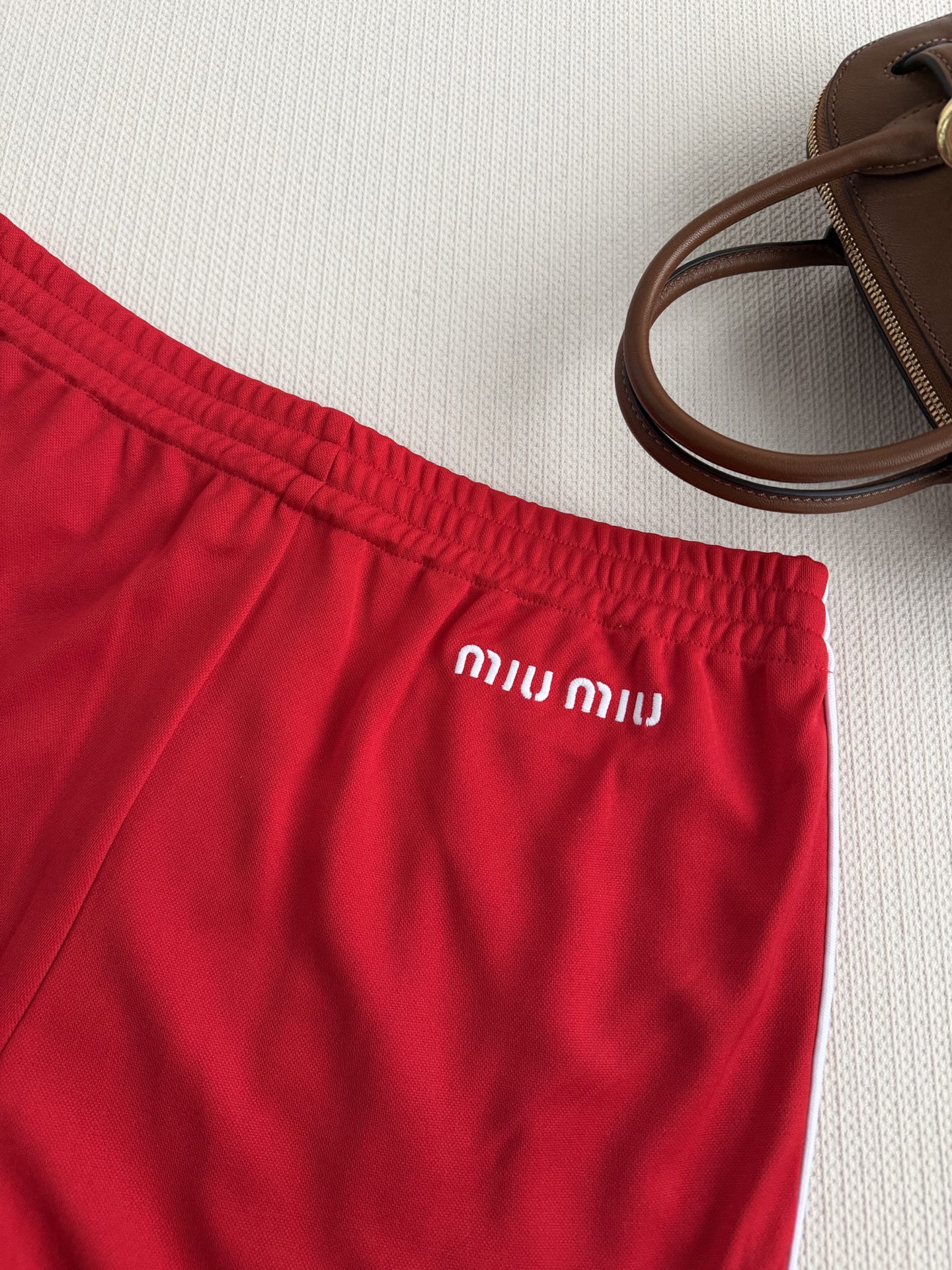 Miu Mi*🆕长裤👖休闲运动风设计，搭配白色抽绳，运动感满满又不失优雅。柔软针织面料，穿着舒适贴身，腰