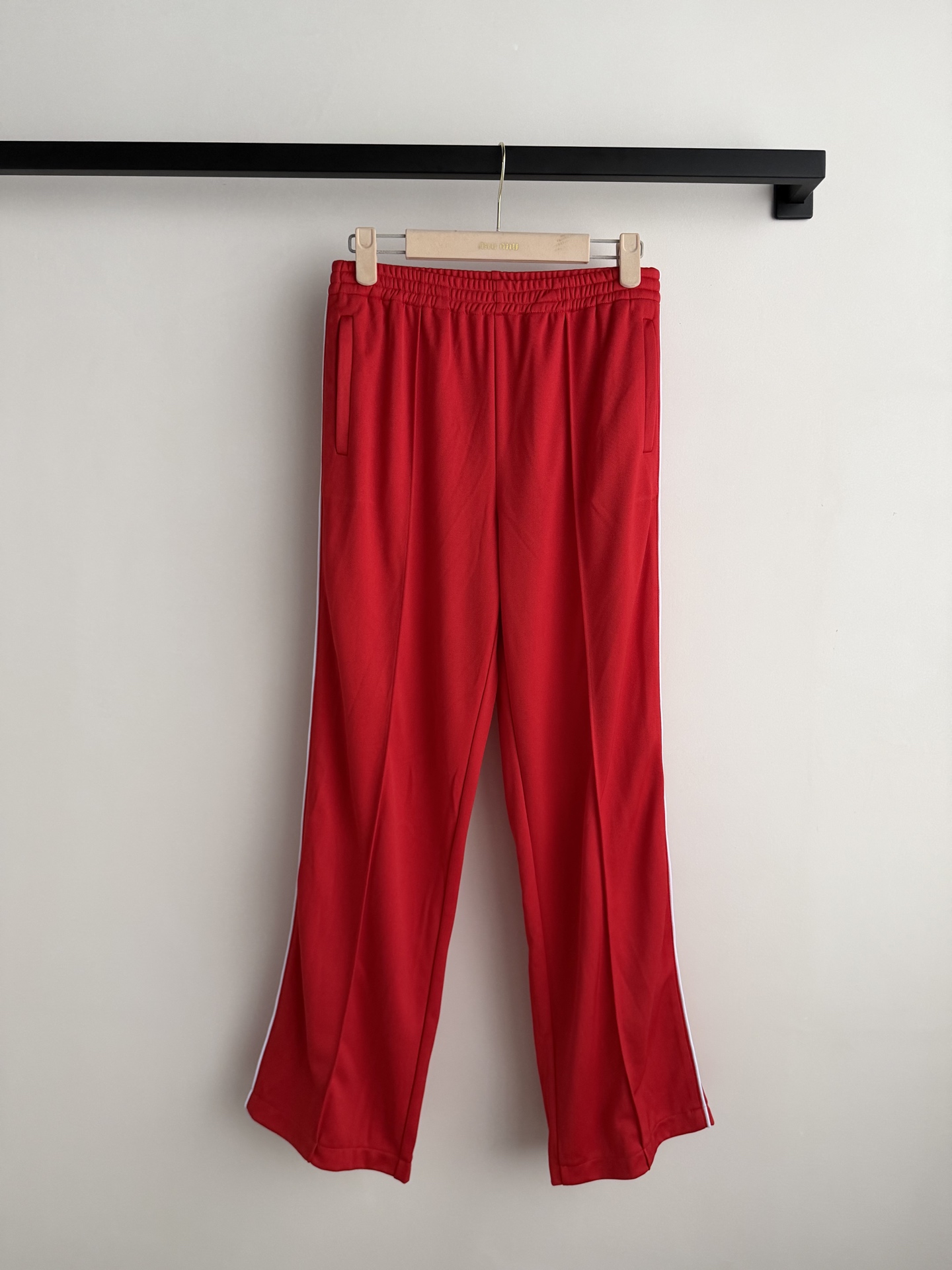 Miu Mi*🆕长裤👖休闲运动风设计，搭配白色抽绳，运动感满满又不失优雅。柔软针织面料，穿着舒适贴身，腰