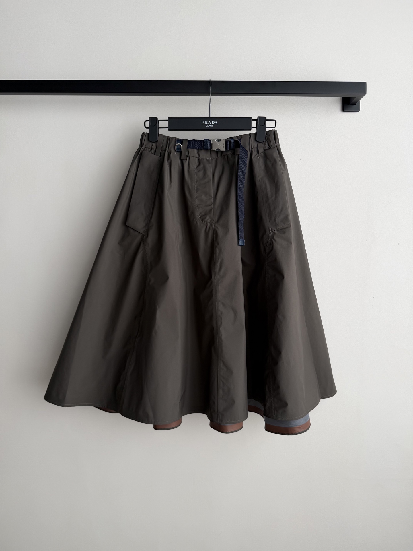 Prad*🆕26Ss早春新款 褐色腰带尼龙口袋半身裙丨⚠独家开发！还原Yb里片都是工艺压胶顶级高版出品！