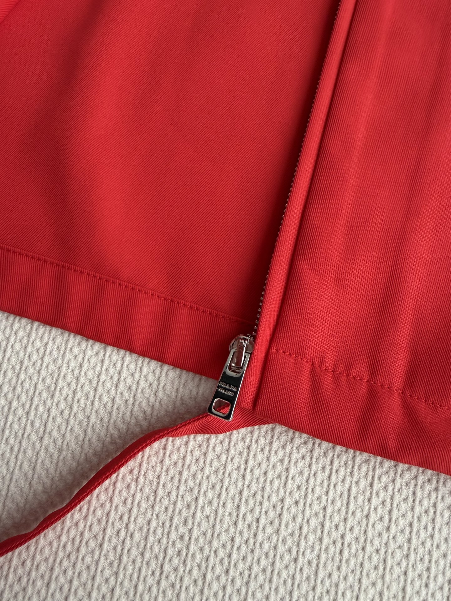 𝗣𝗿𝗮𝗱*🆕26new🪄下摆抽绳翻领拉链夹克❤️❤️🧧经典翻领长袖休闲外套版型，简洁大气的造型搭配节假日