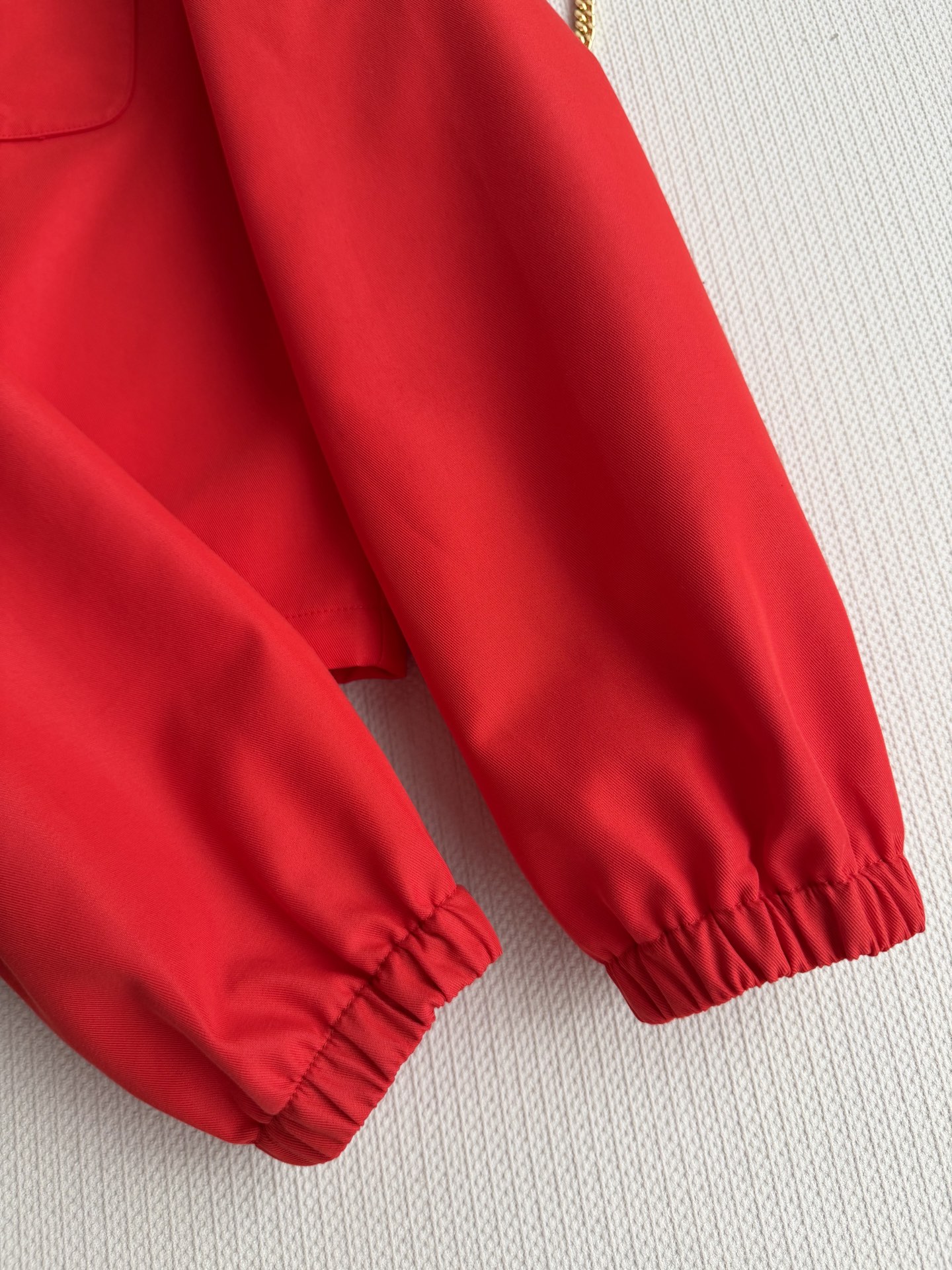 𝗣𝗿𝗮𝗱*🆕26new🪄下摆抽绳翻领拉链夹克❤️❤️🧧经典翻领长袖休闲外套版型，简洁大气的造型搭配节假日