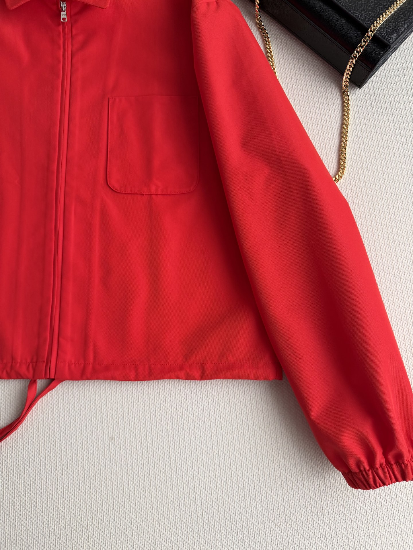 𝗣𝗿𝗮𝗱*🆕26new🪄下摆抽绳翻领拉链夹克❤️❤️🧧经典翻领长袖休闲外套版型，简洁大气的造型搭配节假日