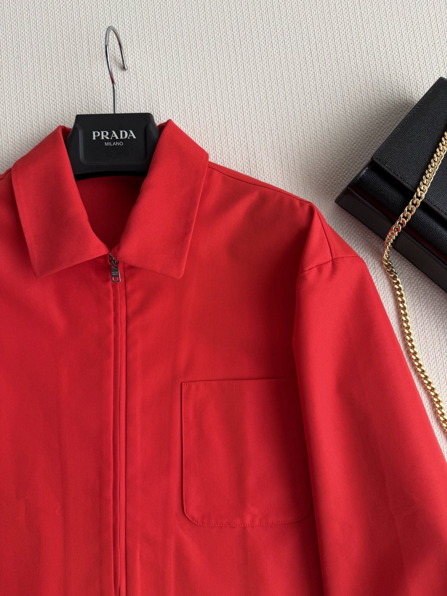 𝗣𝗿𝗮𝗱*🆕26new🪄下摆抽绳翻领拉链夹克❤️❤️🧧经典翻领长袖休闲外套版型，简洁大气的造型搭配节假日