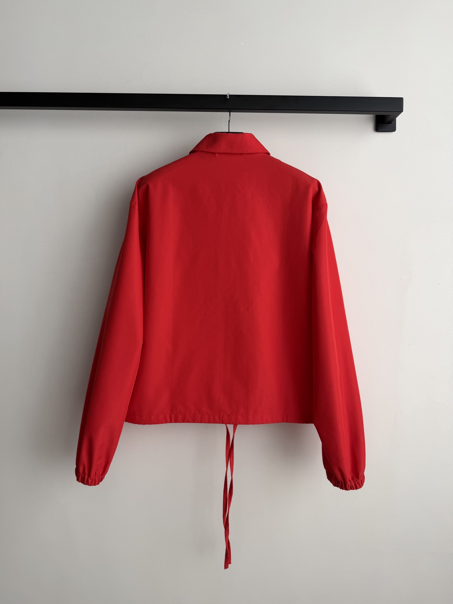 𝗣𝗿𝗮𝗱*🆕26new🪄下摆抽绳翻领拉链夹克❤️❤️🧧经典翻领长袖休闲外套版型，简洁大气的造型搭配节假日