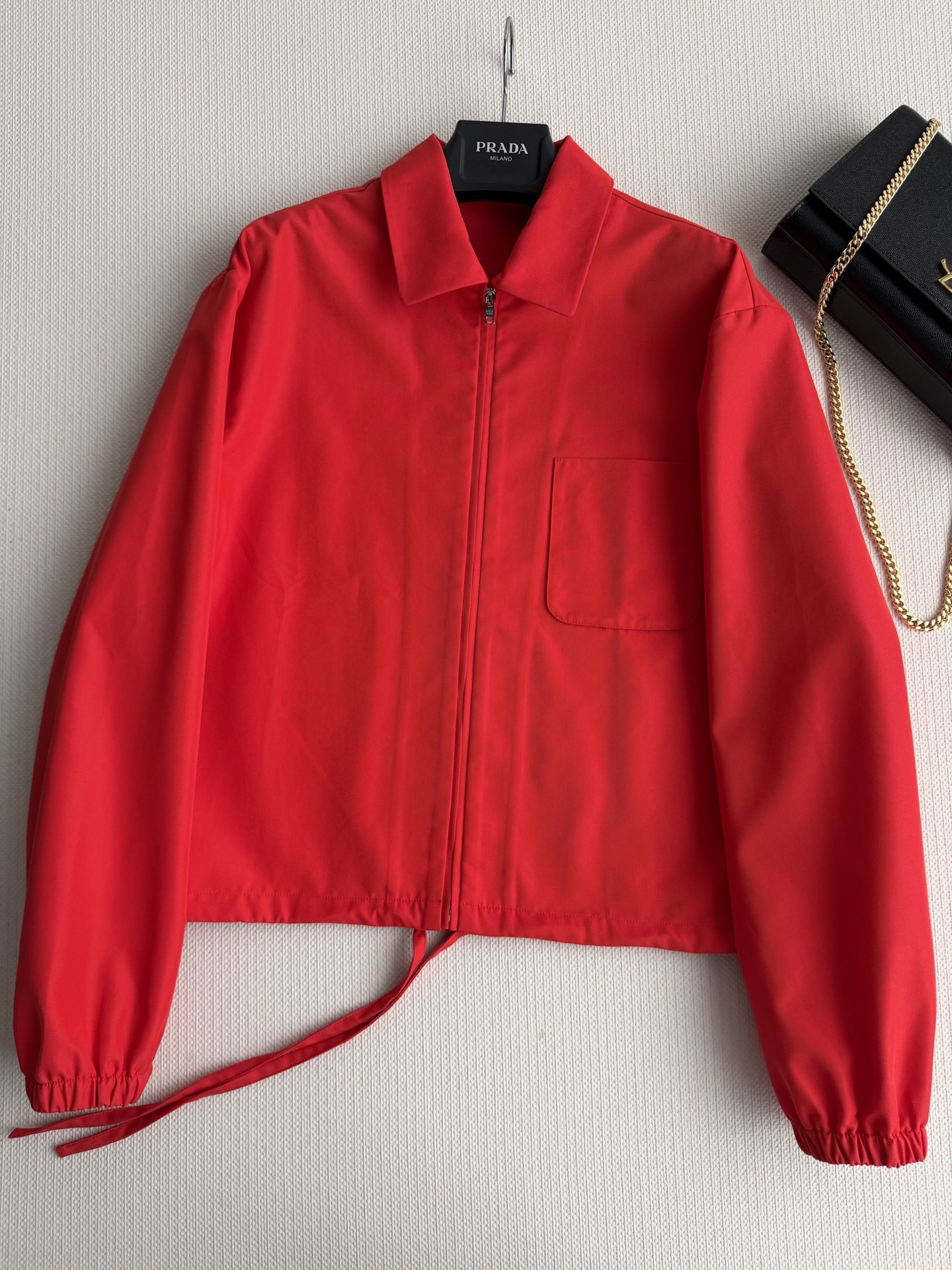 𝗣𝗿𝗮𝗱*🆕26new🪄下摆抽绳翻领拉链夹克❤️❤️🧧经典翻领长袖休闲外套版型，简洁大气的造型搭配节假日