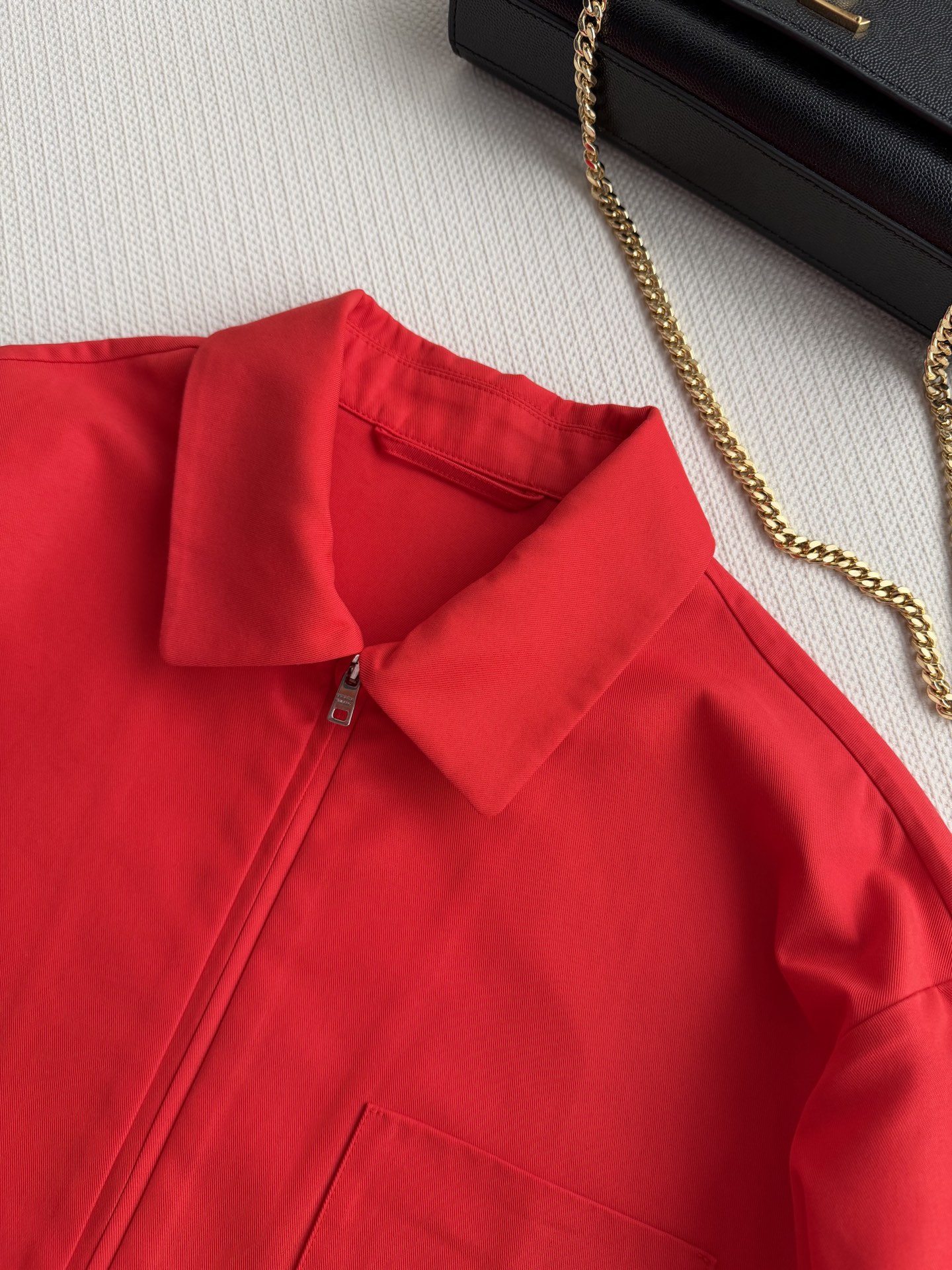 𝗣𝗿𝗮𝗱*🆕26new🪄下摆抽绳翻领拉链夹克❤️❤️🧧经典翻领长袖休闲外套版型，简洁大气的造型搭配节假日