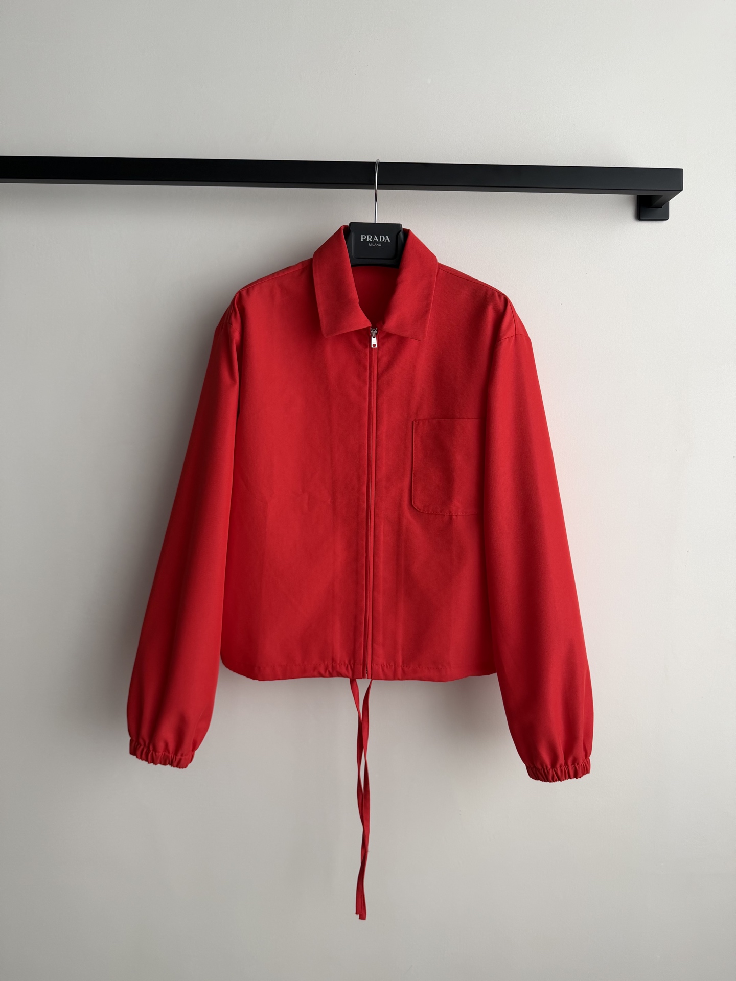 𝗣𝗿𝗮𝗱*🆕26new🪄下摆抽绳翻领拉链夹克❤️❤️🧧经典翻领长袖休闲外套版型，简洁大气的造型搭配节假日