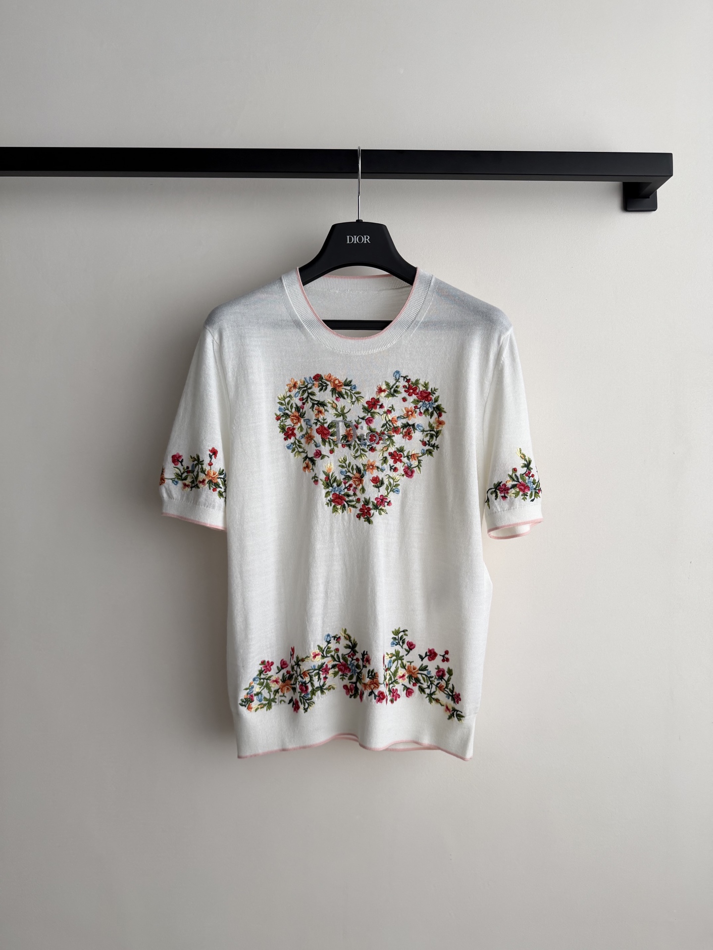 Dio*🆕春夏新品限定系列，绝美花㚏图案刺绣针织短袖！棉羊毛质量超赞！重工多色定位刺绣工艺花㚏系列超美。