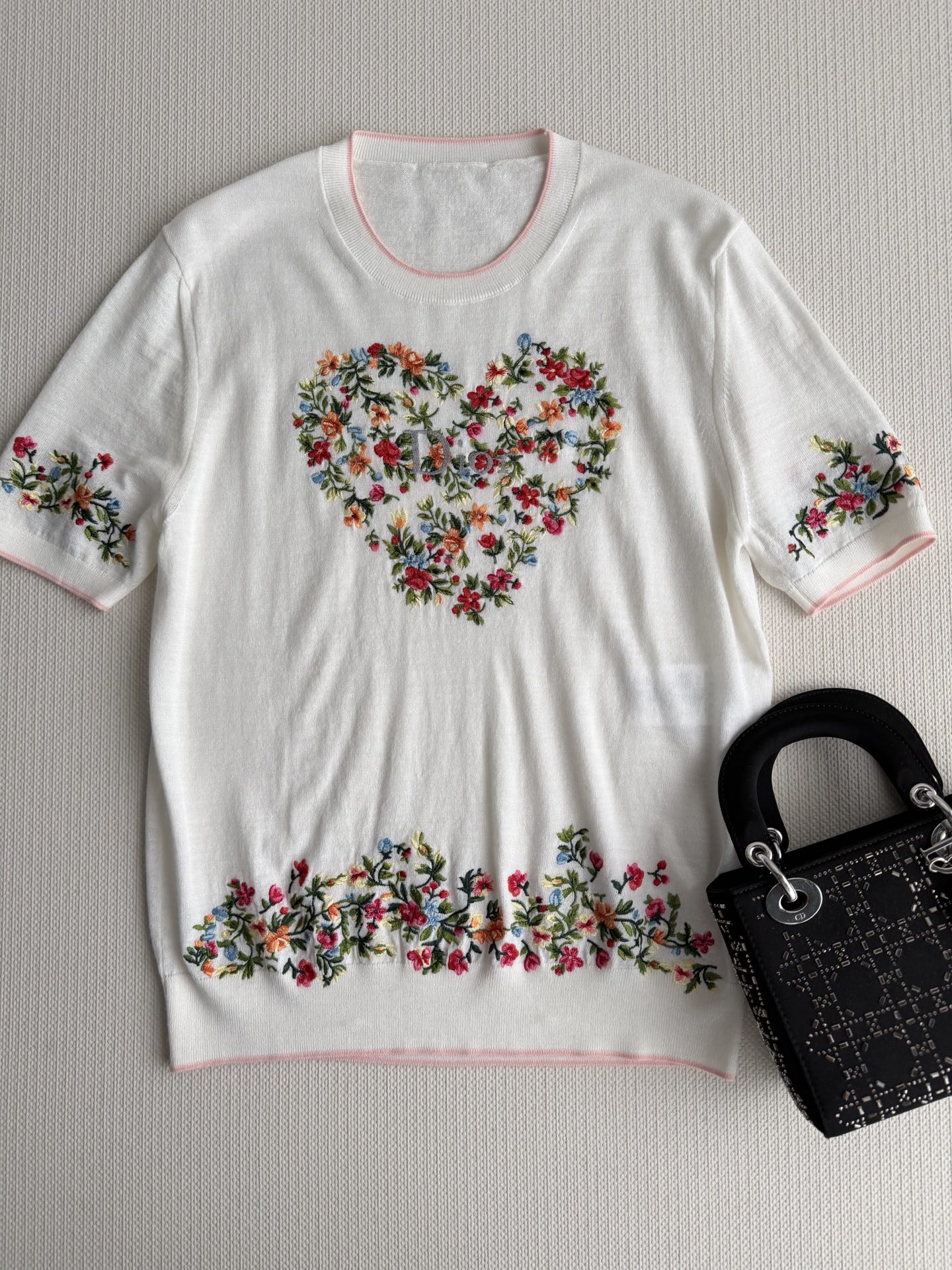 Dio*🆕春夏新品限定系列，绝美花㚏图案刺绣针织短袖！棉羊毛质量超赞！重工多色定位刺绣工艺花㚏系列超美。
