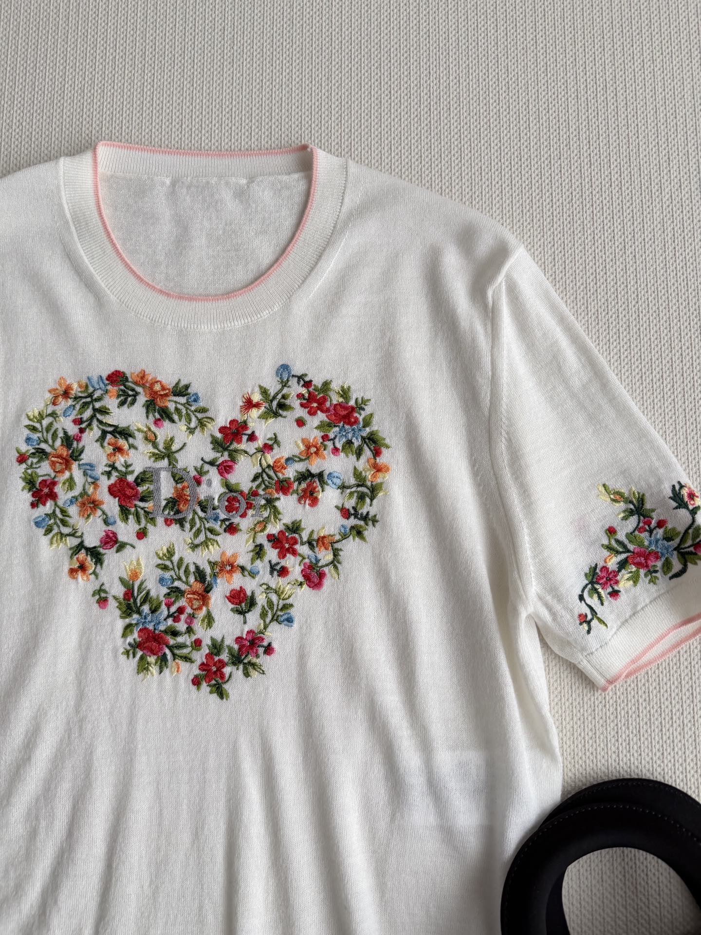 Dio*🆕春夏新品限定系列，绝美花㚏图案刺绣针织短袖！棉羊毛质量超赞！重工多色定位刺绣工艺花㚏系列超美。