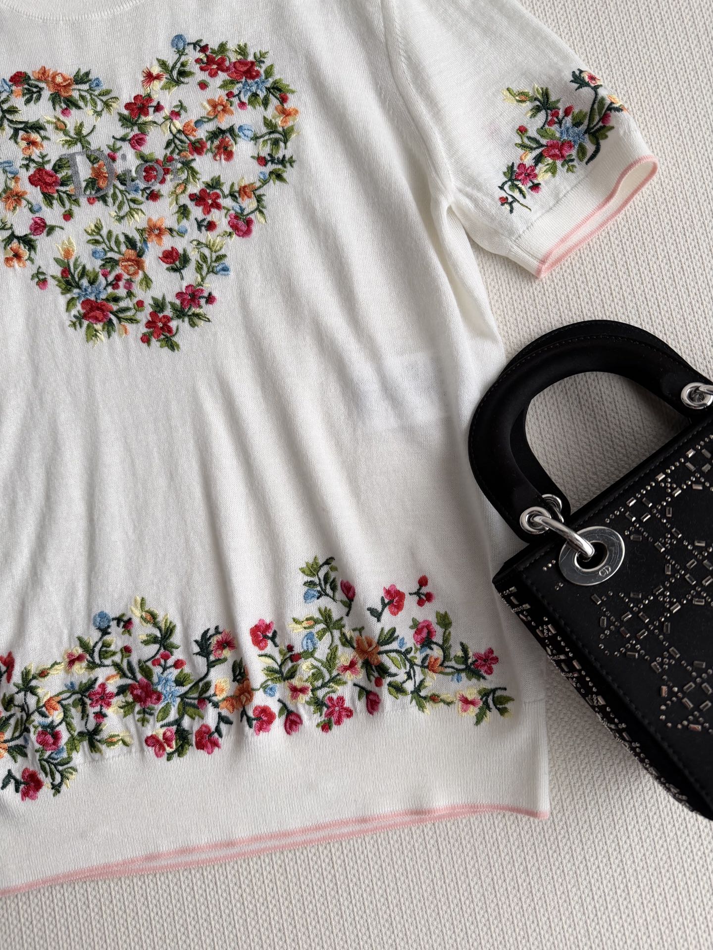 Dio*🆕春夏新品限定系列，绝美花㚏图案刺绣针织短袖！棉羊毛质量超赞！重工多色定位刺绣工艺花㚏系列超美。