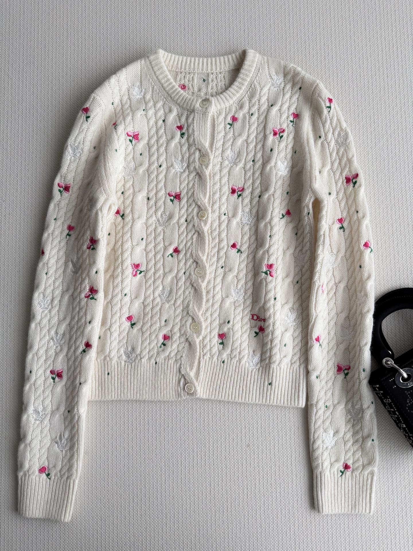 Dio*2026新款！重工款刺绣 圆领玫瑰碎花针织开衫 ⚠️定制YB羊绒针织材质，质感高级，舒适柔软，圆