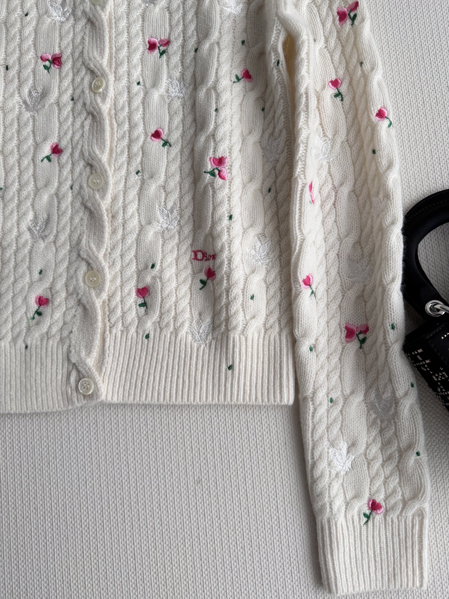 Dio*2026新款！重工款刺绣 圆领玫瑰碎花针织开衫 ⚠️定制YB羊绒针织材质，质感高级，舒适柔软，圆