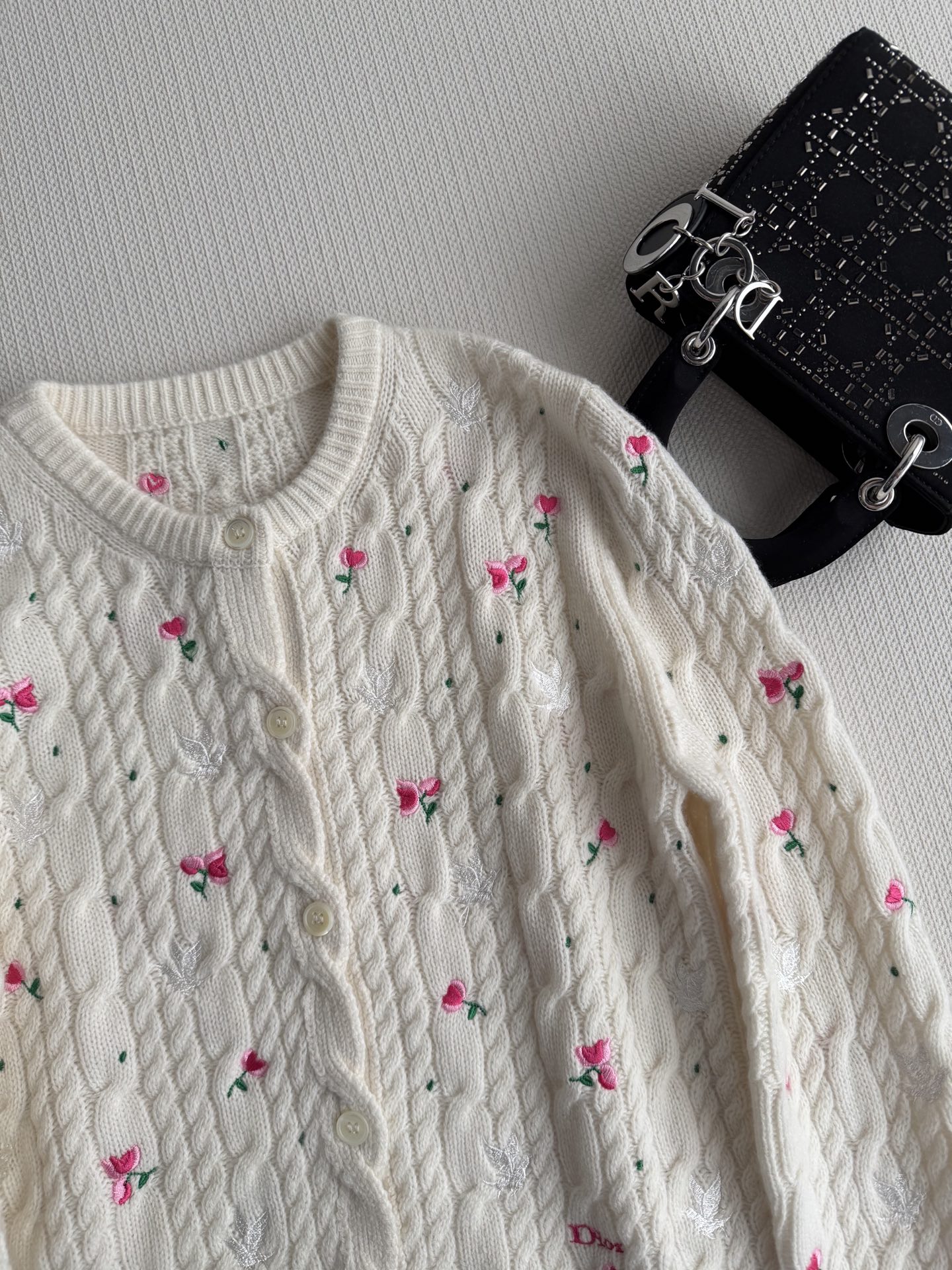 Dio*2026新款！重工款刺绣 圆领玫瑰碎花针织开衫 ⚠️定制YB羊绒针织材质，质感高级，舒适柔软，圆