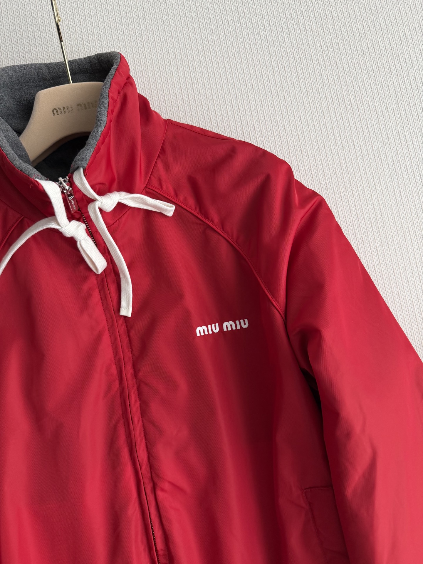 Miumi*🆕25Fw秋冬新款 字母刺绣休闲宽松两面可穿翻领夹克外套丨⚠独家开发！顶级高版出品！红与灰的