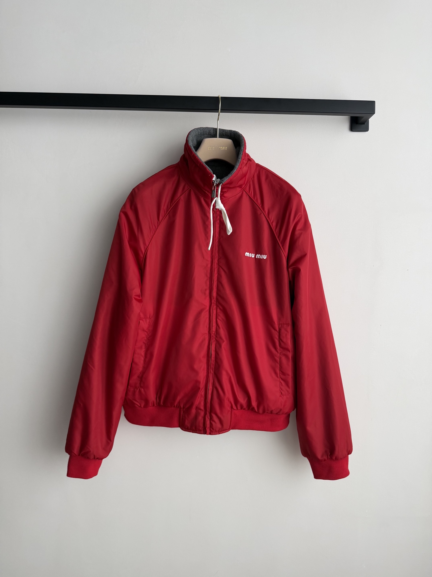 Miumi*🆕25Fw秋冬新款 字母刺绣休闲宽松两面可穿翻领夹克外套丨⚠独家开发！顶级高版出品！红与灰的