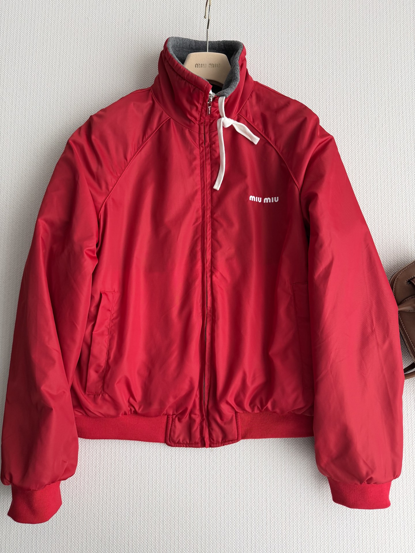 Miumi*🆕25Fw秋冬新款 字母刺绣休闲宽松两面可穿翻领夹克外套丨⚠独家开发！顶级高版出品！红与灰的