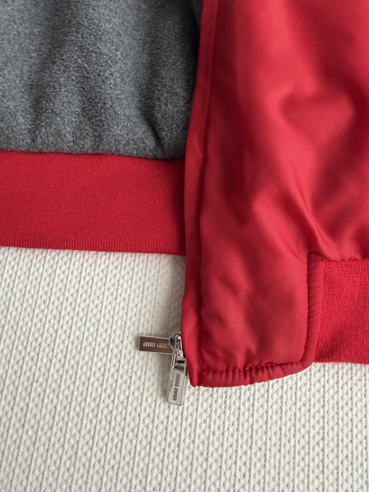 Miumi*🆕25Fw秋冬新款 字母刺绣休闲宽松两面可穿翻领夹克外套丨⚠独家开发！顶级高版出品！红与灰的