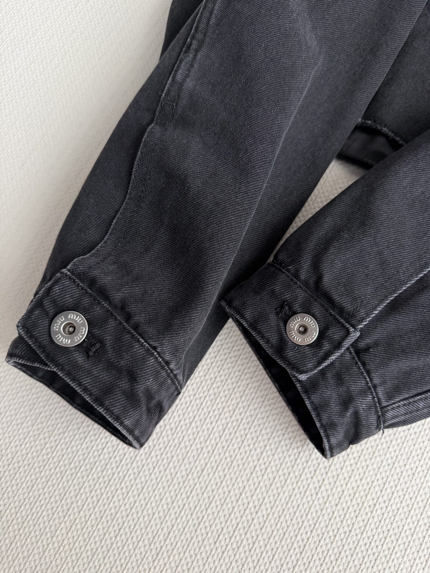 Miu Mi*🆕黑色牛仔外套，经典短款设计，高品质牛仔布，耐磨又舒适。正面双翻盖口袋+金属纽扣，细节精致