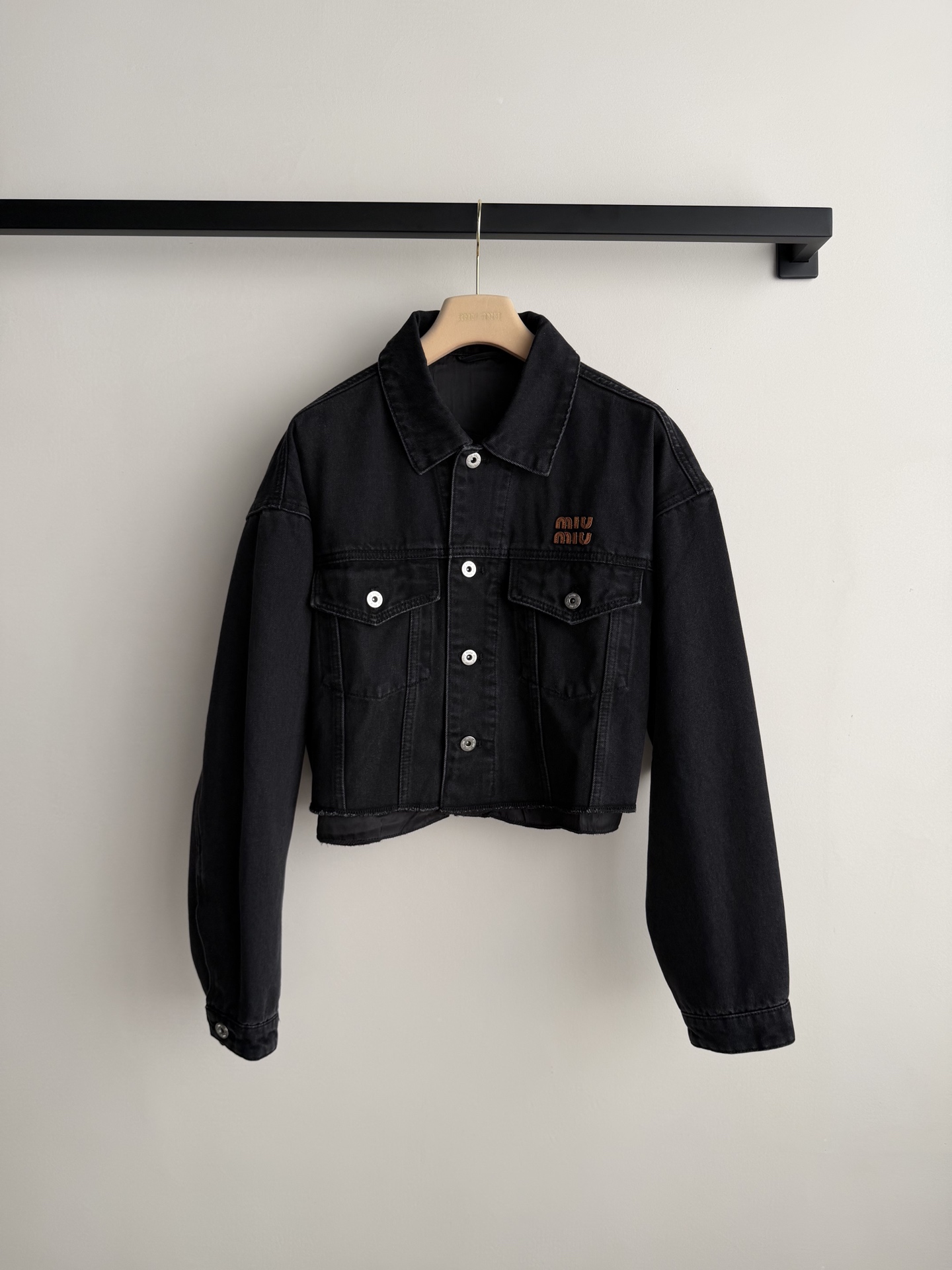 Miu Mi*🆕黑色牛仔外套，经典短款设计，高品质牛仔布，耐磨又舒适。正面双翻盖口袋+金属纽扣，细节精致