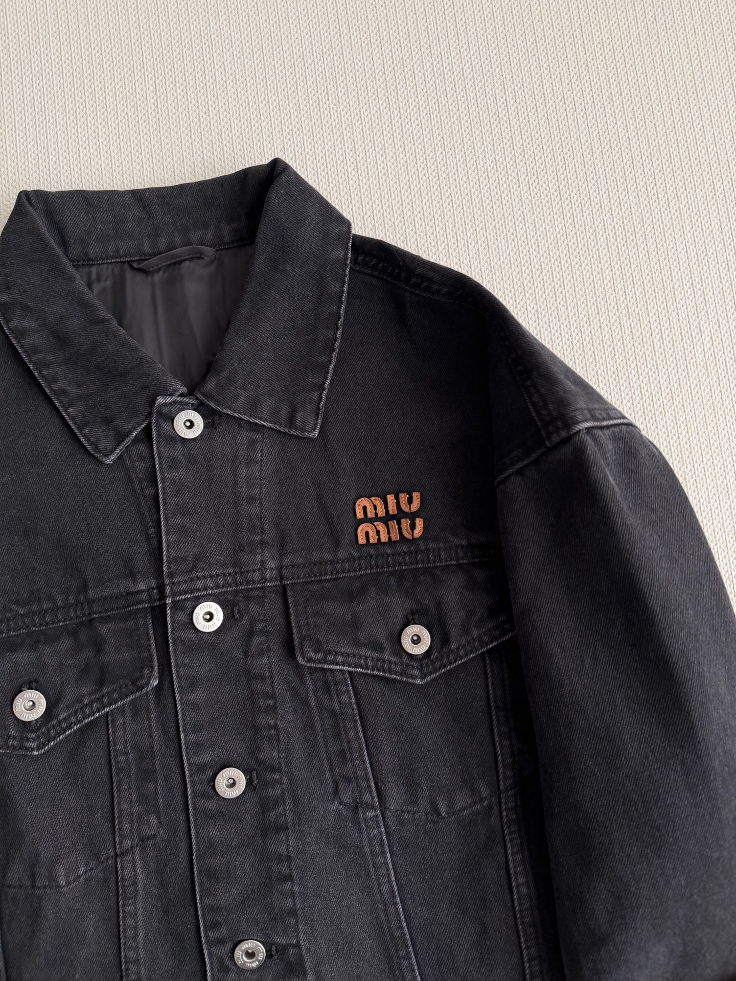 Miu Mi*🆕黑色牛仔外套，经典短款设计，高品质牛仔布，耐磨又舒适。正面双翻盖口袋+金属纽扣，细节精致
