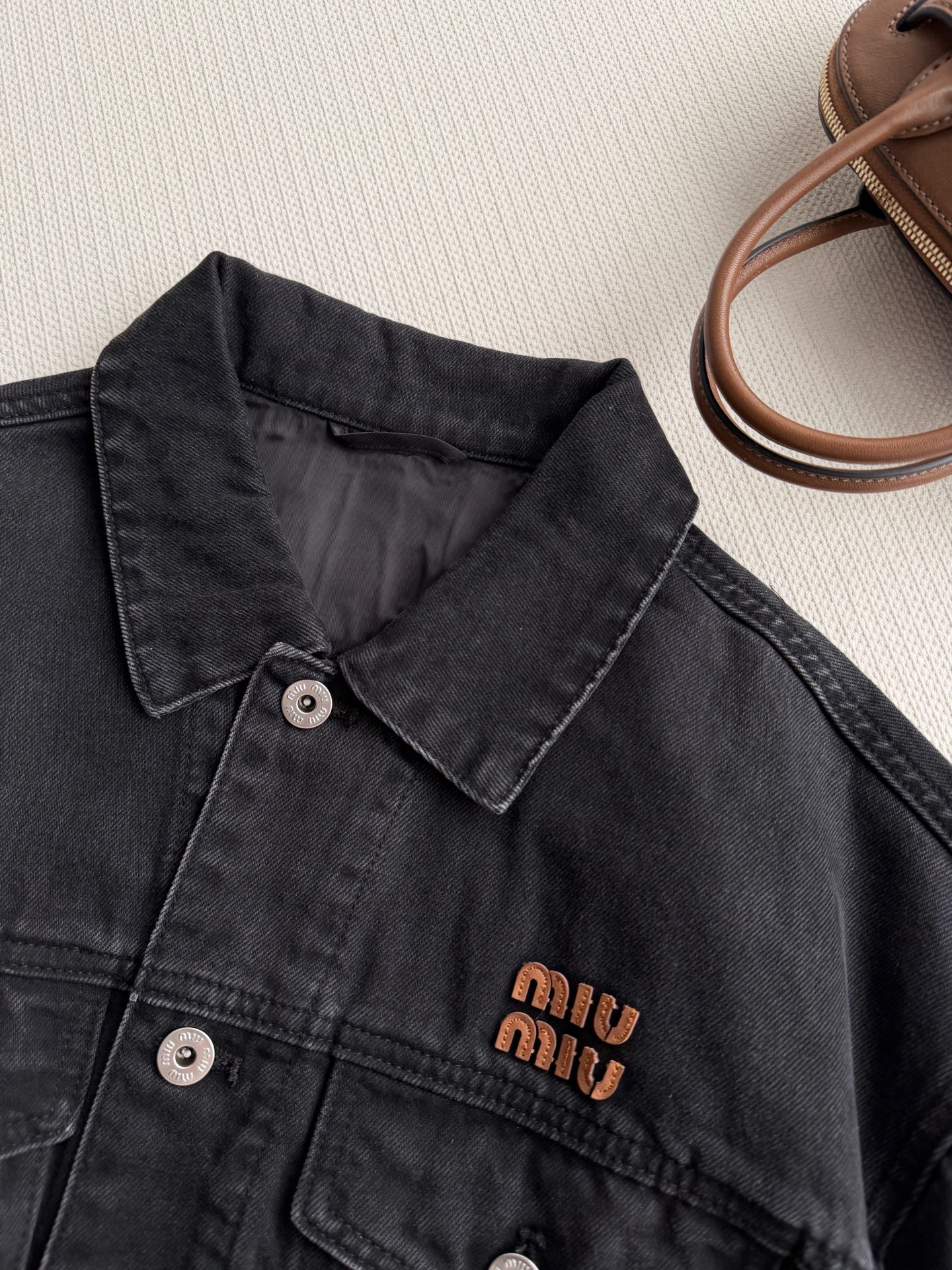 Miu Mi*🆕黑色牛仔外套，经典短款设计，高品质牛仔布，耐磨又舒适。正面双翻盖口袋+金属纽扣，细节精致