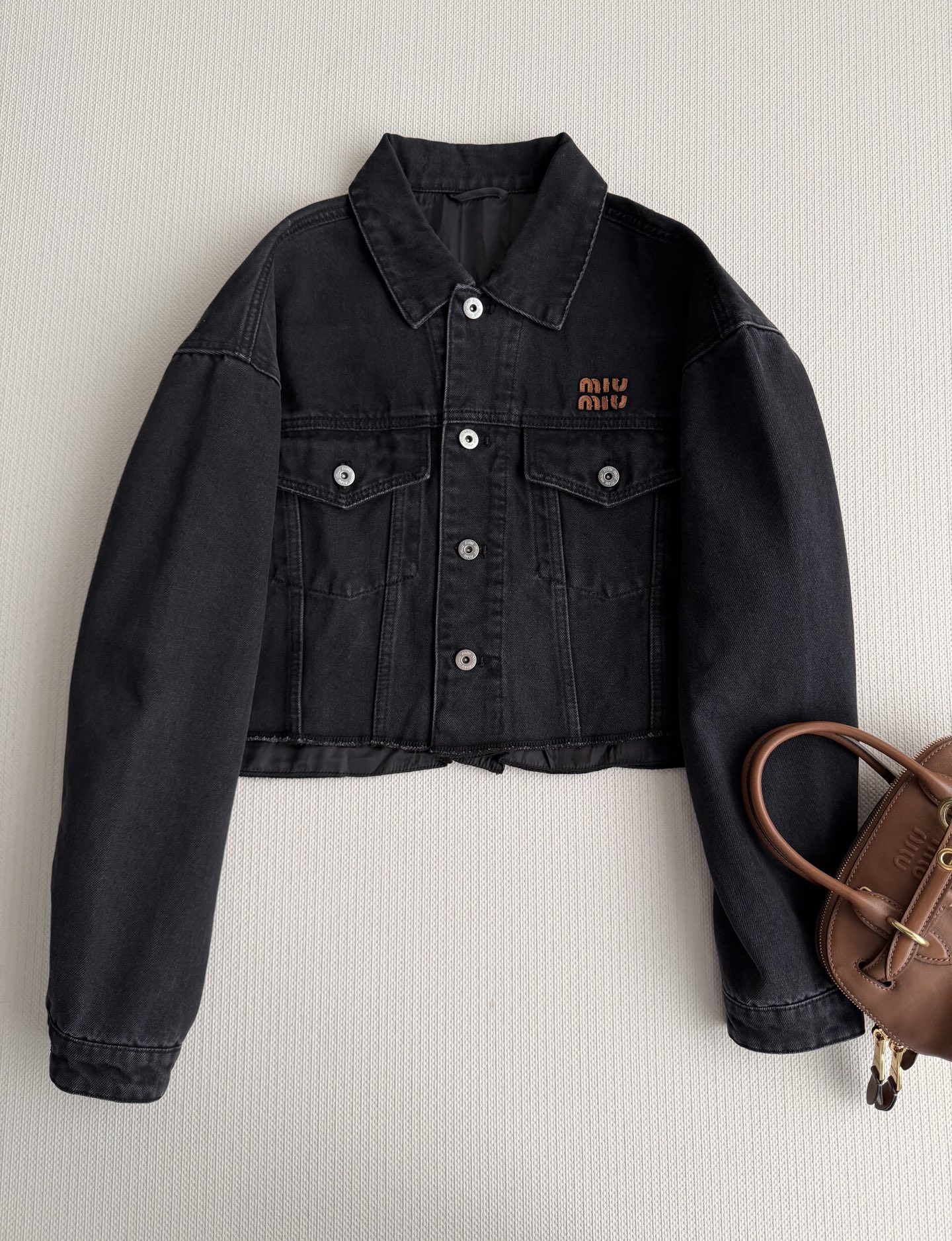 Miu Mi*🆕黑色牛仔外套，经典短款设计，高品质牛仔布，耐磨又舒适。正面双翻盖口袋+金属纽扣，细节精致