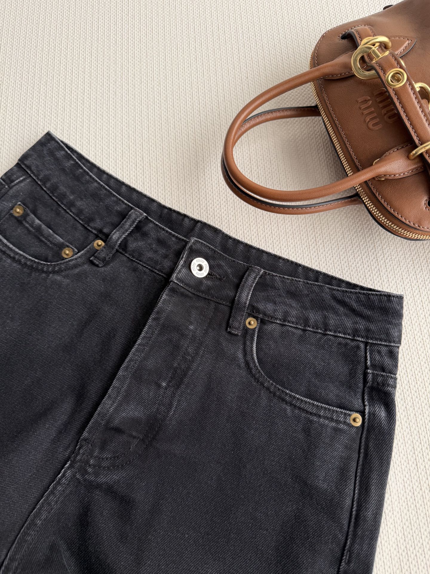 Miu Mi*🆕黑色牛仔裤👖，经典直筒设计，高品质牛仔布，耐磨又舒适。细节精致，品牌刺绣超有辨识度✨。黑