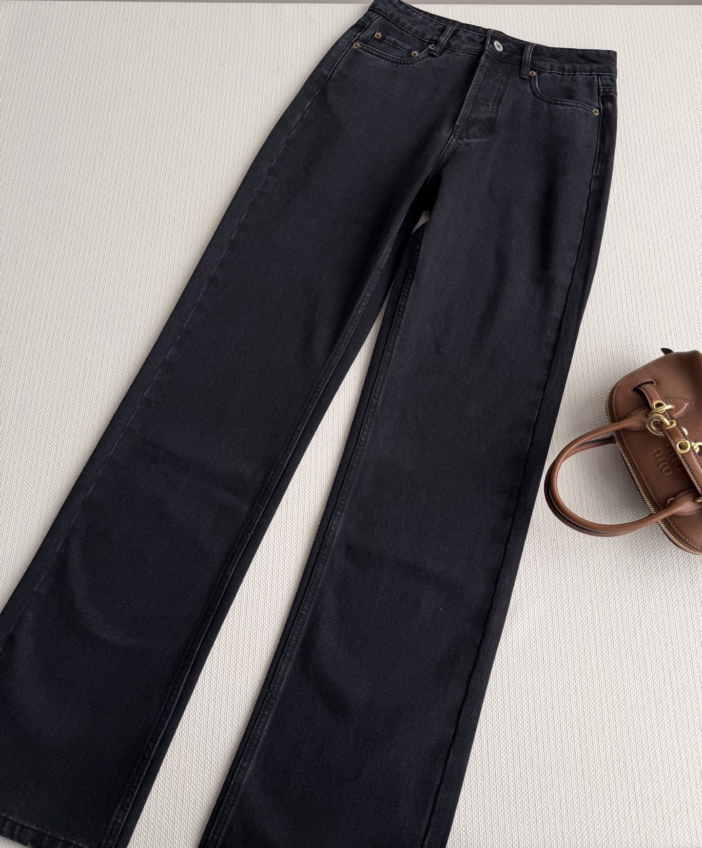 Miu Mi*🆕黑色牛仔裤👖，经典直筒设计，高品质牛仔布，耐磨又舒适。细节精致，品牌刺绣超有辨识度✨。黑