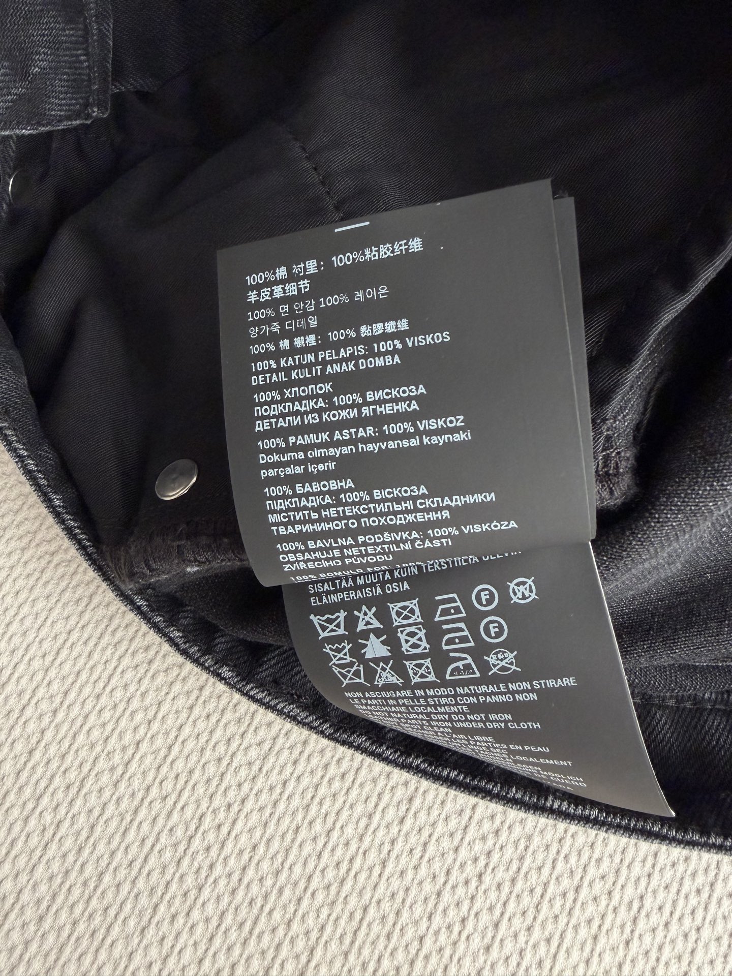 Miu Mi*🆕黑色牛仔裤👖，经典直筒设计，高品质牛仔布，耐磨又舒适。细节精致，品牌刺绣超有辨识度✨。黑