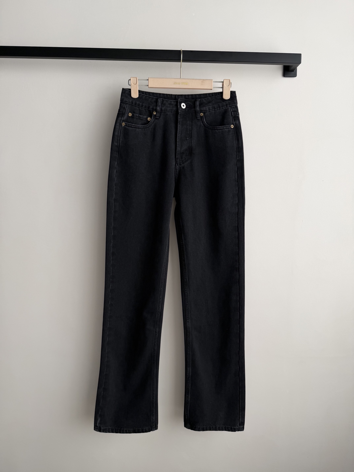 Miu Mi*🆕黑色牛仔裤👖，经典直筒设计，高品质牛仔布，耐磨又舒适。细节精致，品牌刺绣超有辨识度✨。黑