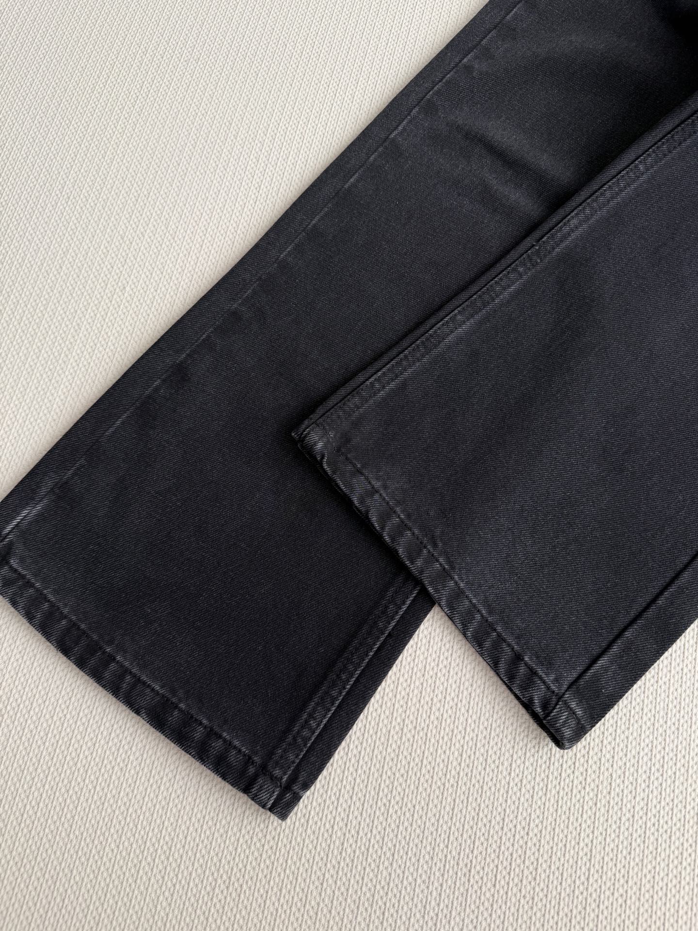 Miu Mi*🆕黑色牛仔裤👖，经典直筒设计，高品质牛仔布，耐磨又舒适。细节精致，品牌刺绣超有辨识度✨。黑