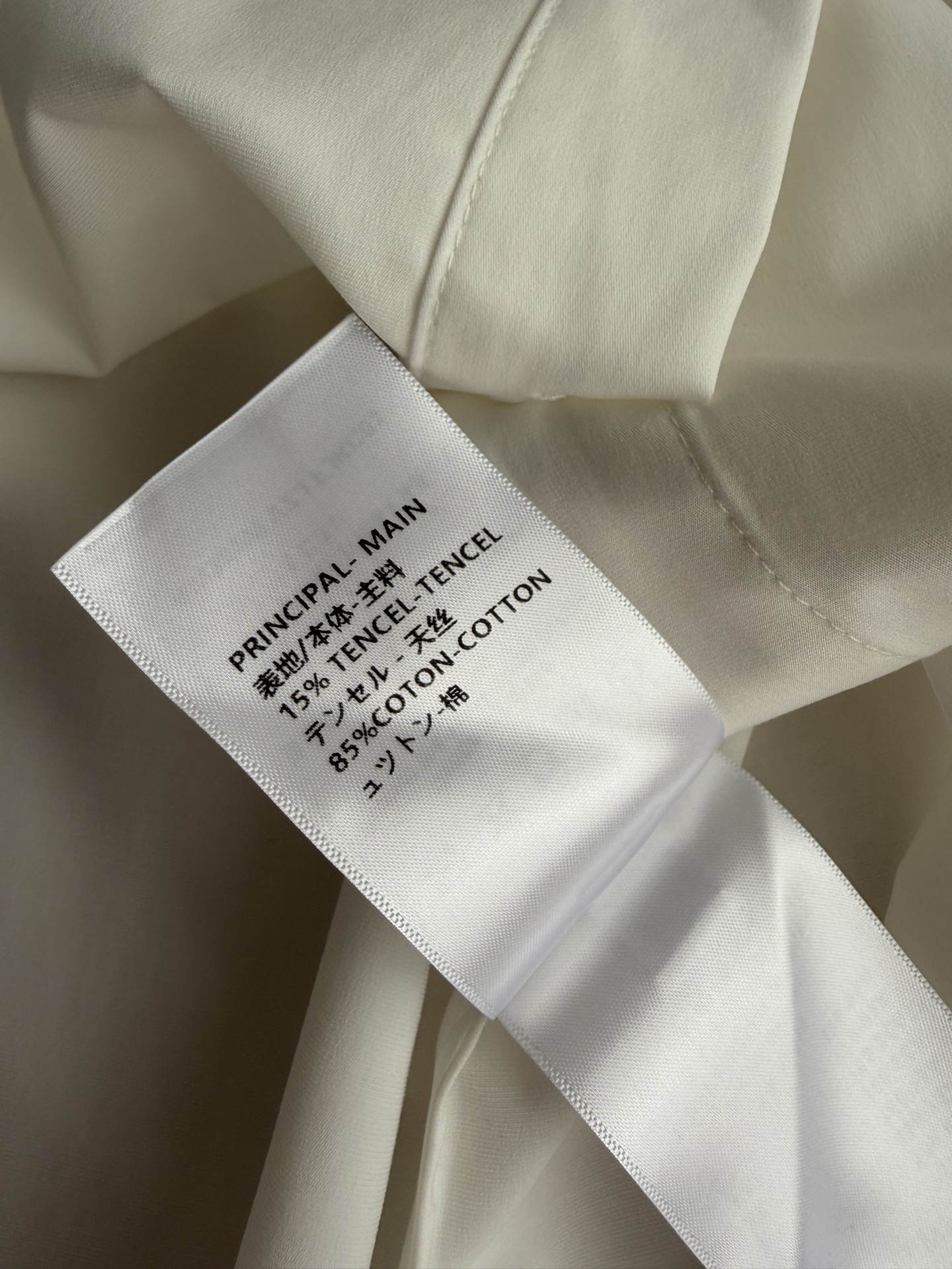 LouisVuitto*🆕这款白色系带衬衫采用轻薄棉质面料，柔软亲肤，透气性超棒，夏天穿超舒服！立领+系