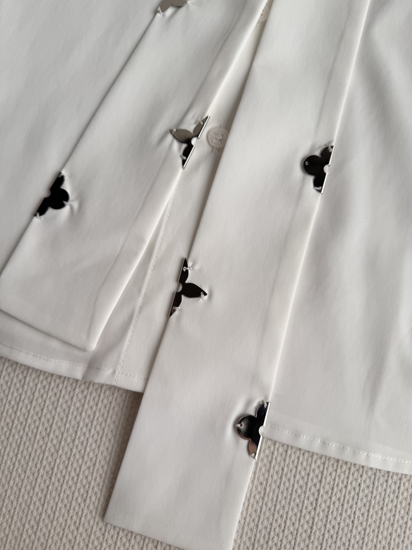 LouisVuitto*🆕这款白色系带衬衫采用轻薄棉质面料，柔软亲肤，透气性超棒，夏天穿超舒服！立领+系