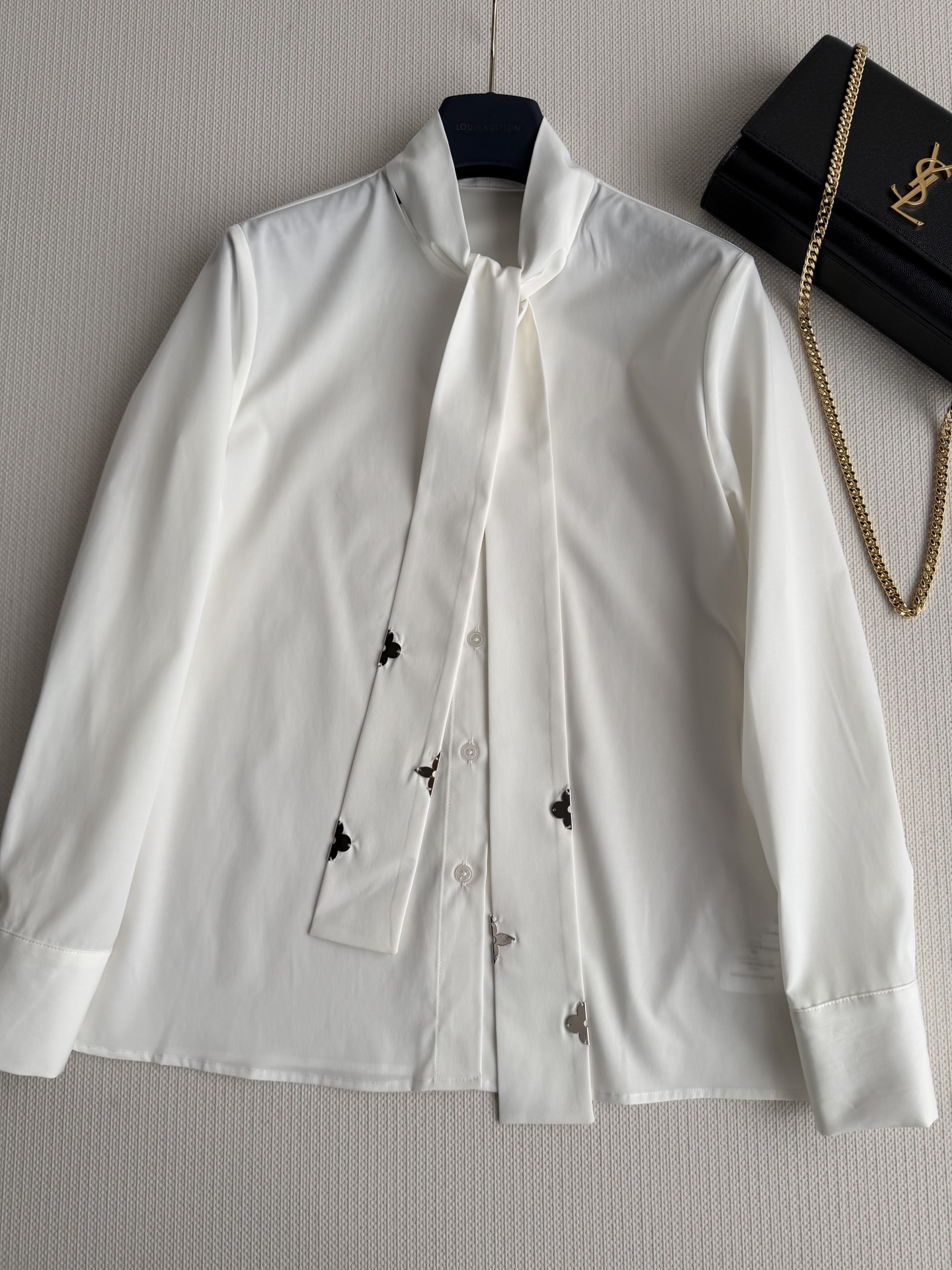 LouisVuitto*🆕这款白色系带衬衫采用轻薄棉质面料，柔软亲肤，透气性超棒，夏天穿超舒服！立领+系