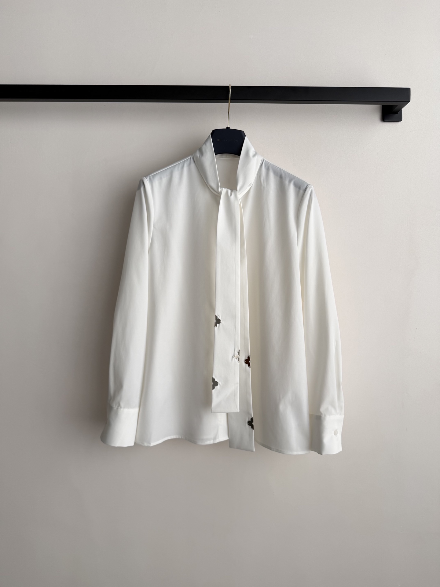 LouisVuitto*🆕这款白色系带衬衫采用轻薄棉质面料，柔软亲肤，透气性超棒，夏天穿超舒服！立领+系