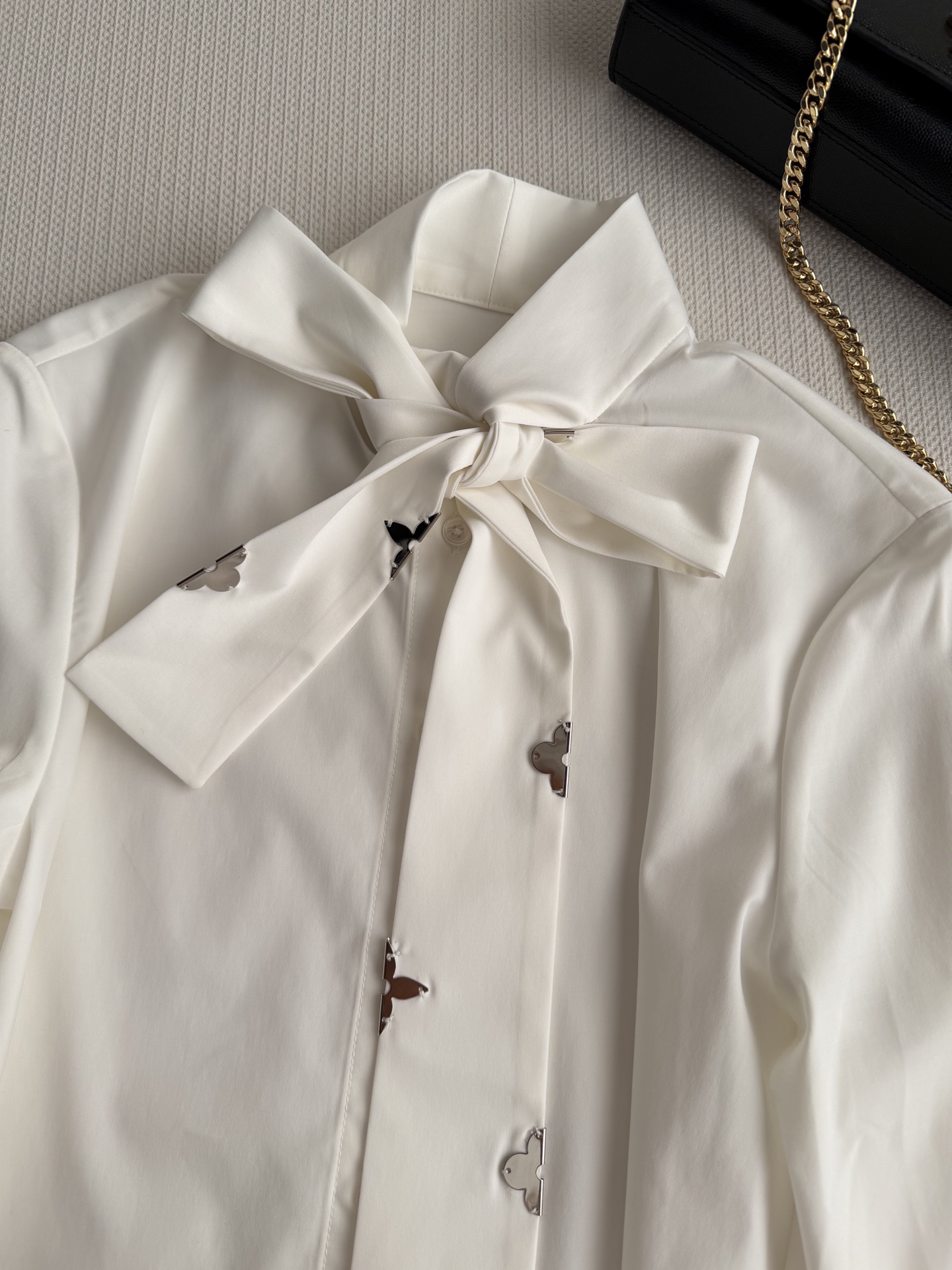 LouisVuitto*🆕这款白色系带衬衫采用轻薄棉质面料，柔软亲肤，透气性超棒，夏天穿超舒服！立领+系