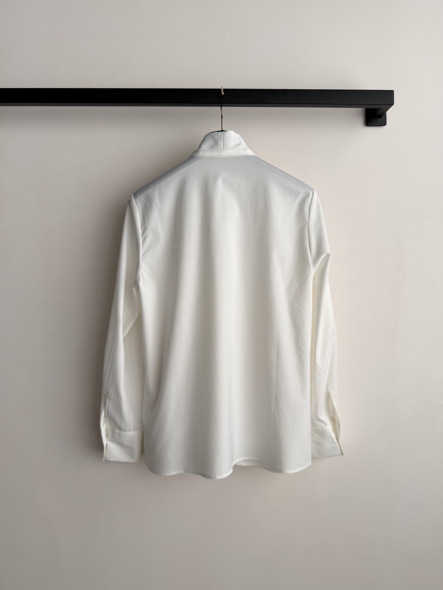 LouisVuitto*🆕这款白色系带衬衫采用轻薄棉质面料，柔软亲肤，透气性超棒，夏天穿超舒服！立领+系