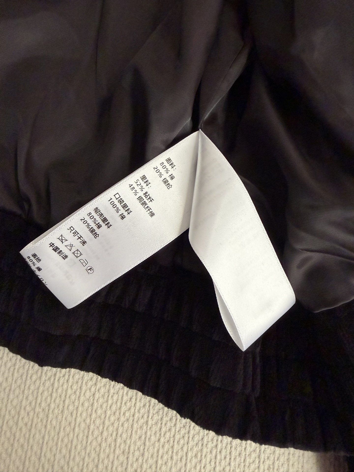 Celin*🆕这款黑色丝绒连帽卫衣，质感柔软有光泽，低调奢华。胸前马车Logo刺绣超有辨识度，拉链开衫设