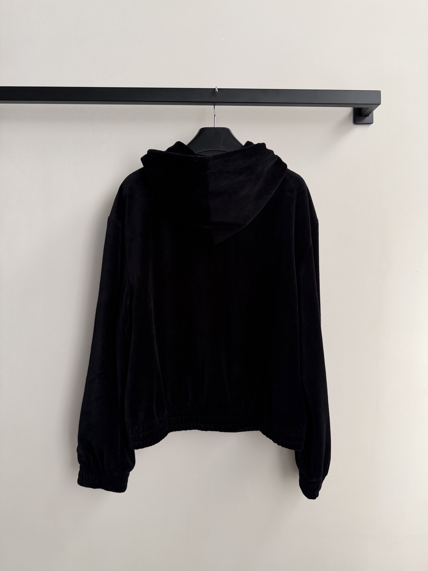 Celin*🆕这款黑色丝绒连帽卫衣，质感柔软有光泽，低调奢华。胸前马车Logo刺绣超有辨识度，拉链开衫设