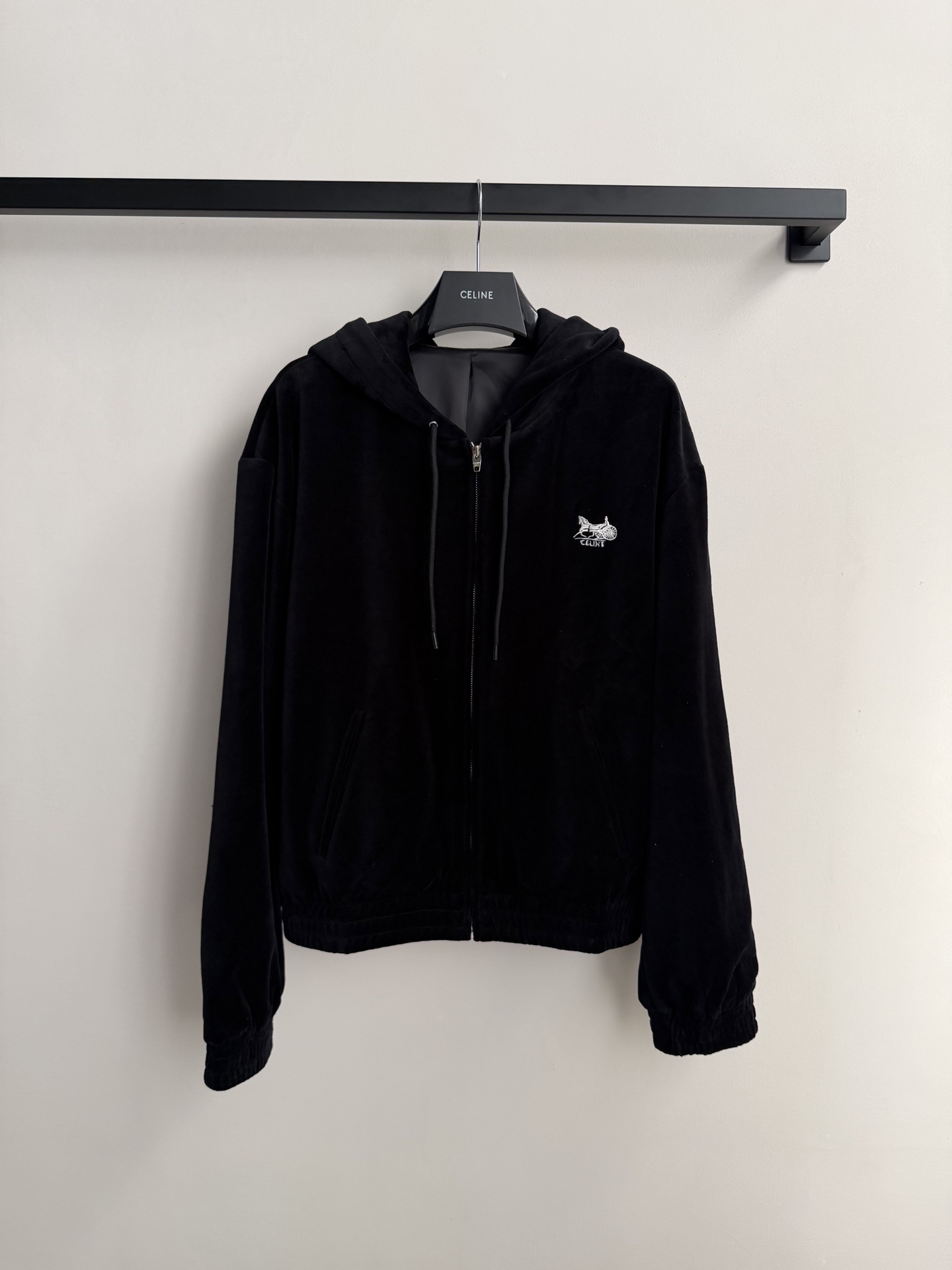 Celin*🆕这款黑色丝绒连帽卫衣，质感柔软有光泽，低调奢华。胸前马车Logo刺绣超有辨识度，拉链开衫设
