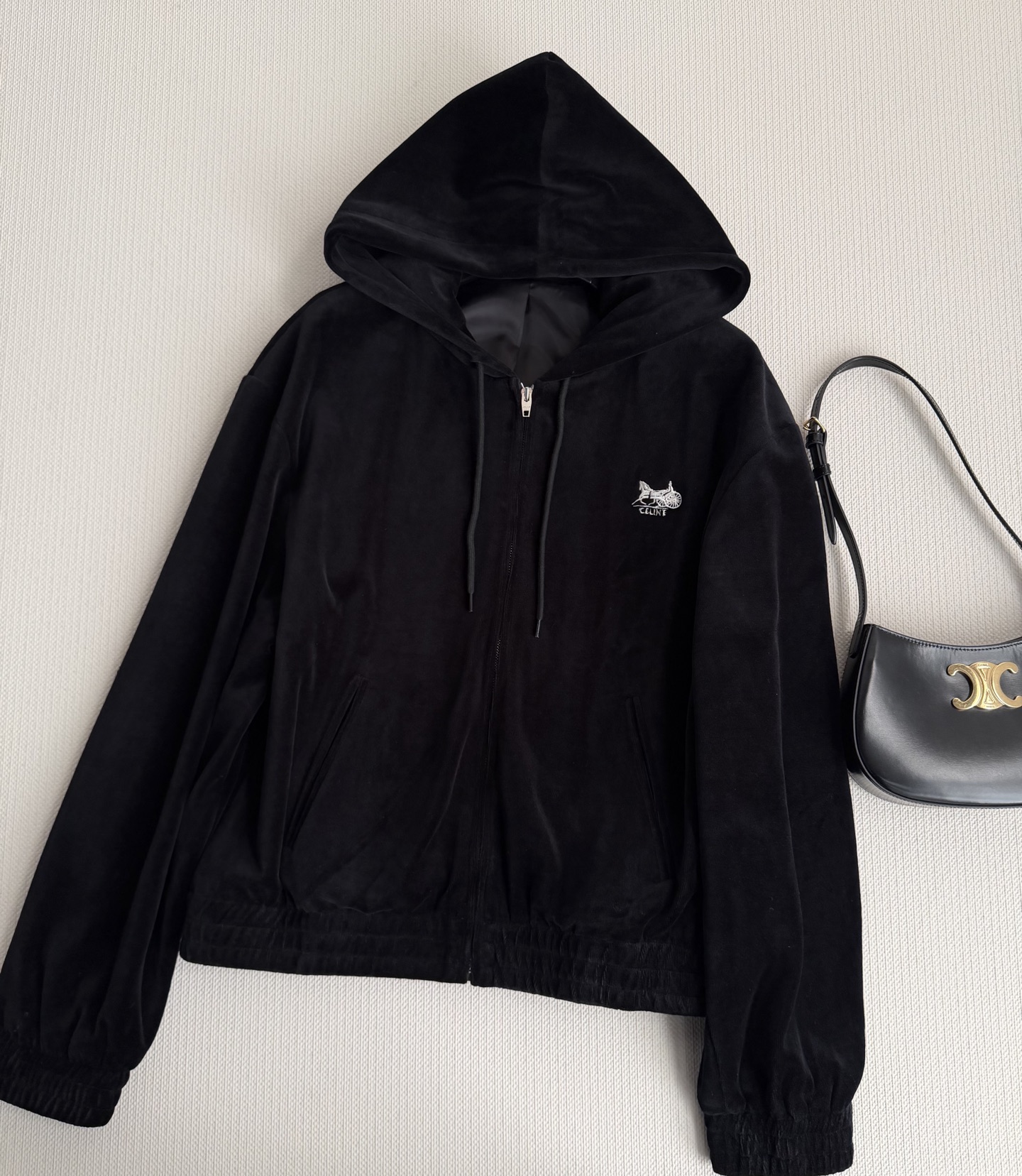 Celin*🆕这款黑色丝绒连帽卫衣，质感柔软有光泽，低调奢华。胸前马车Logo刺绣超有辨识度，拉链开衫设