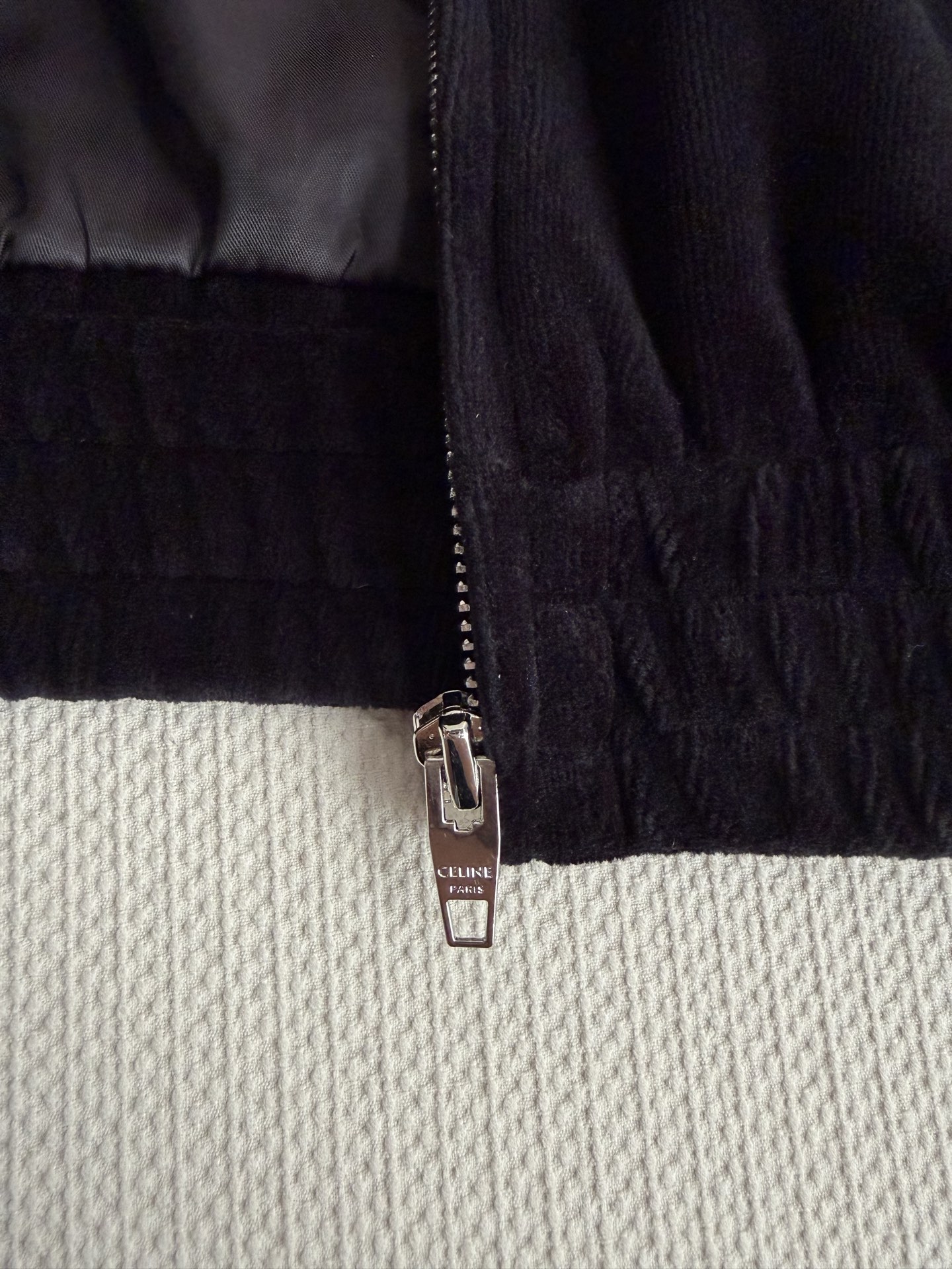 Celin*🆕这款黑色丝绒连帽卫衣，质感柔软有光泽，低调奢华。胸前马车Logo刺绣超有辨识度，拉链开衫设