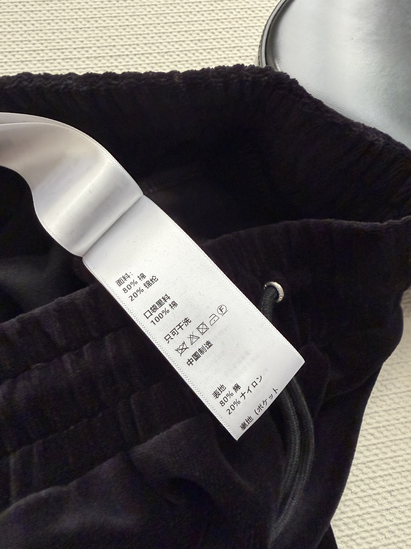 Celin*🆕这款黑色丝绒裤，质感柔软有光泽，低调奢华。马车Logo刺绣超有辨识度，休闲感满分🖤。宽松版