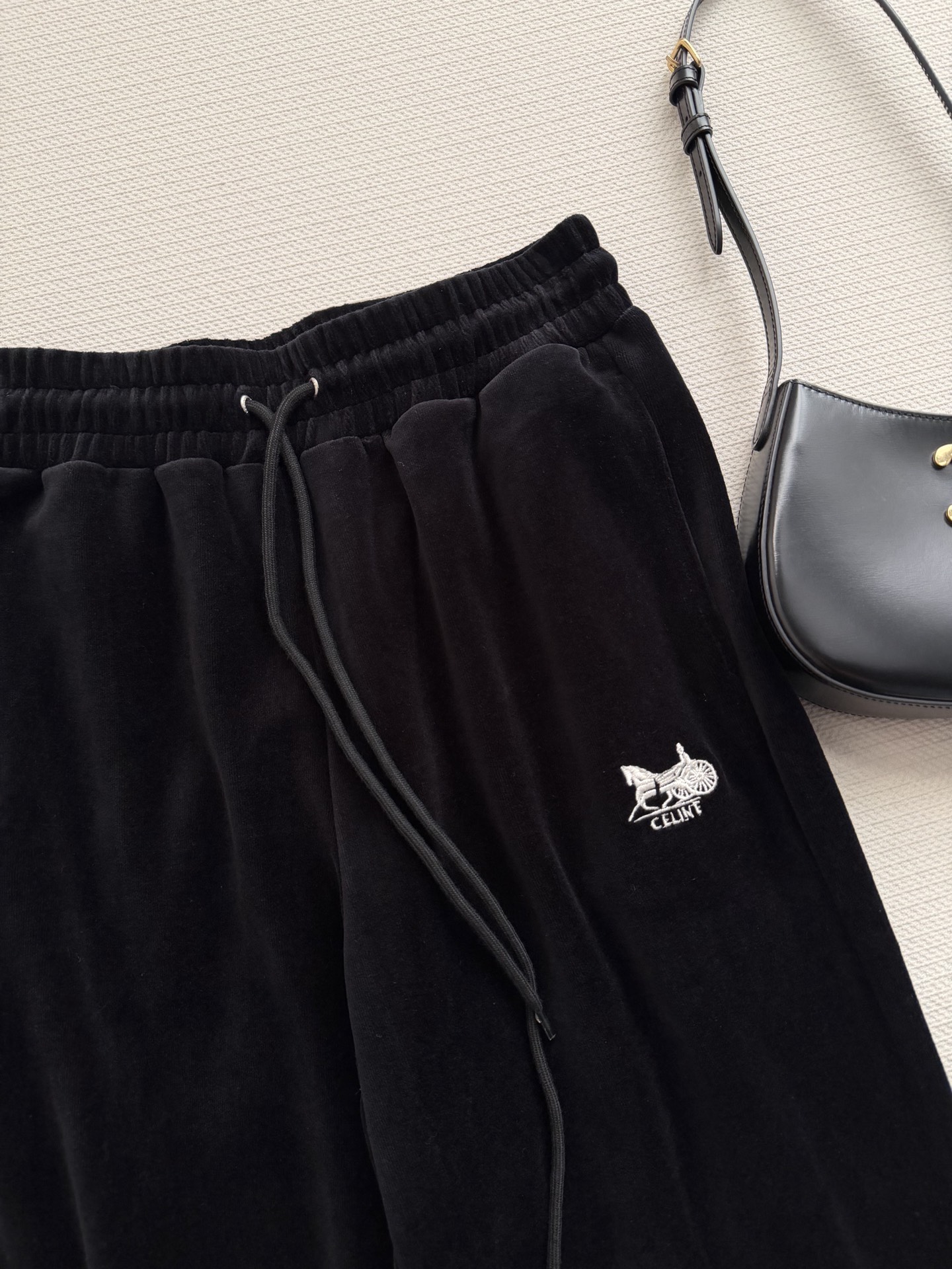 Celin*🆕这款黑色丝绒裤，质感柔软有光泽，低调奢华。马车Logo刺绣超有辨识度，休闲感满分🖤。宽松版
