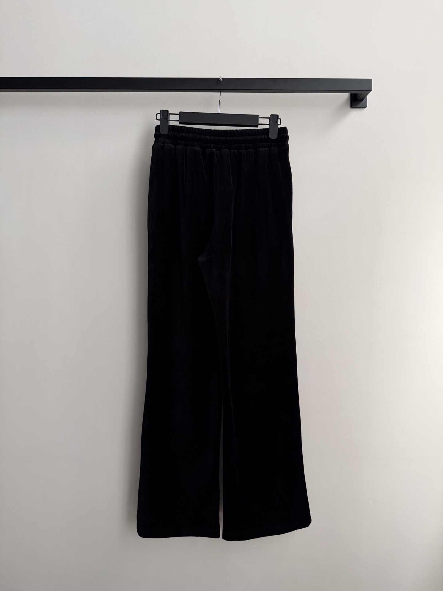 Celin*🆕这款黑色丝绒裤，质感柔软有光泽，低调奢华。马车Logo刺绣超有辨识度，休闲感满分🖤。宽松版