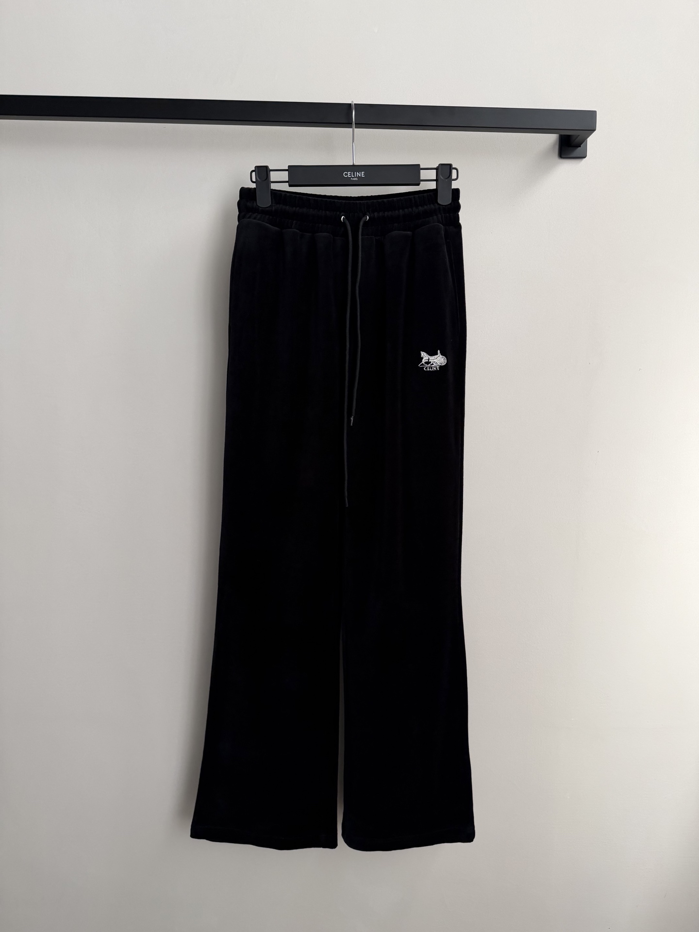 Celin*🆕这款黑色丝绒裤，质感柔软有光泽，低调奢华。马车Logo刺绣超有辨识度，休闲感满分🖤。宽松版