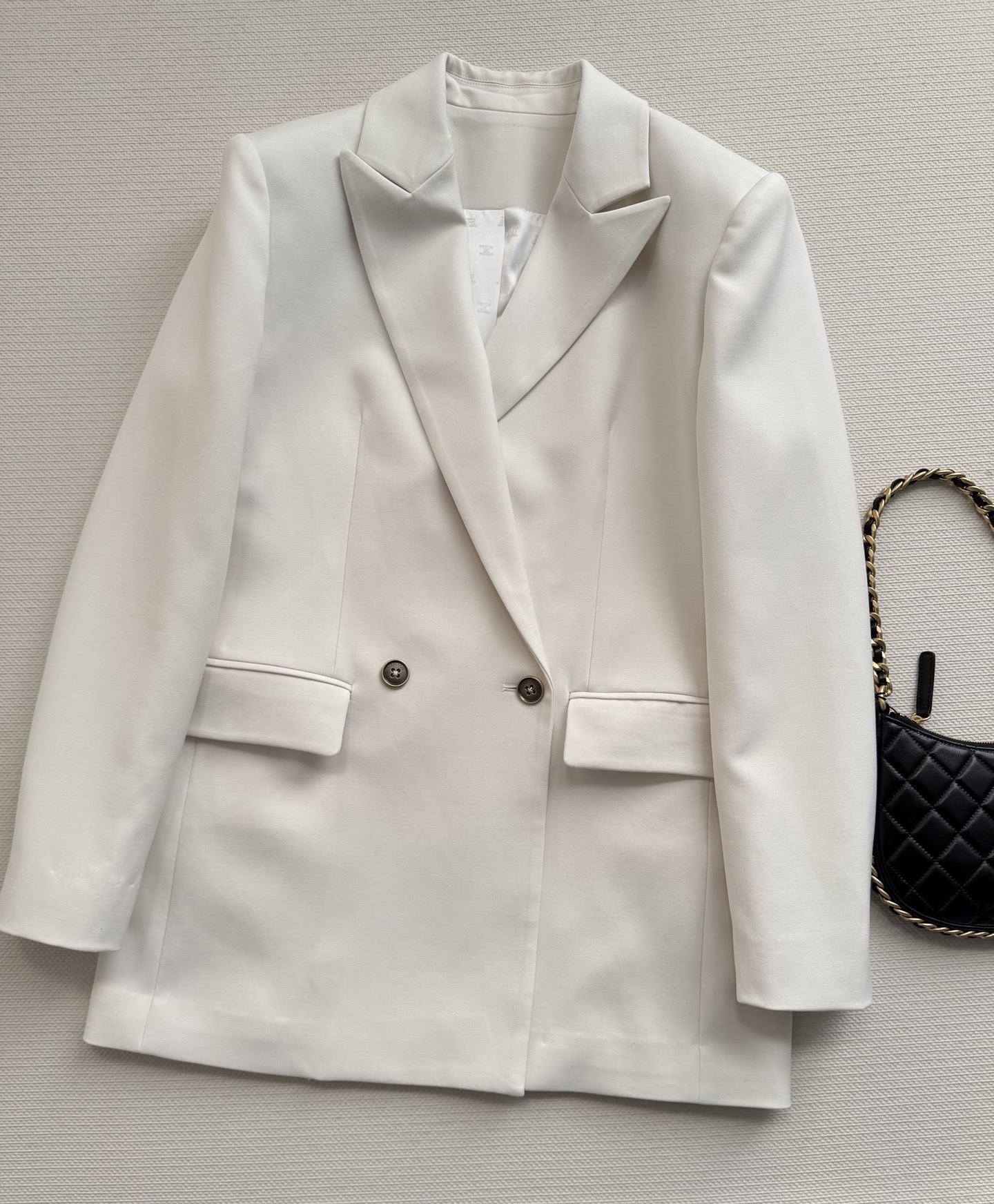MaxMara🆕白色西装外套采用经典单排两粒扣设计，剪裁利落，肩部线条挺括，整体廓形感满分！材质多为羊毛