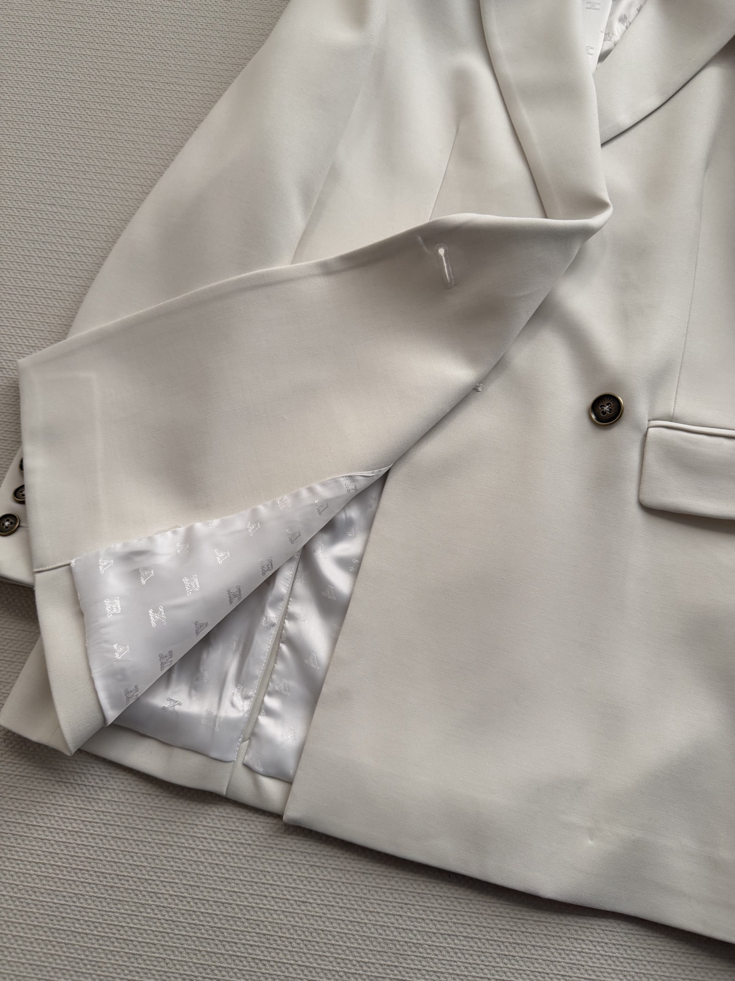 MaxMara🆕白色西装外套采用经典单排两粒扣设计，剪裁利落，肩部线条挺括，整体廓形感满分！材质多为羊毛